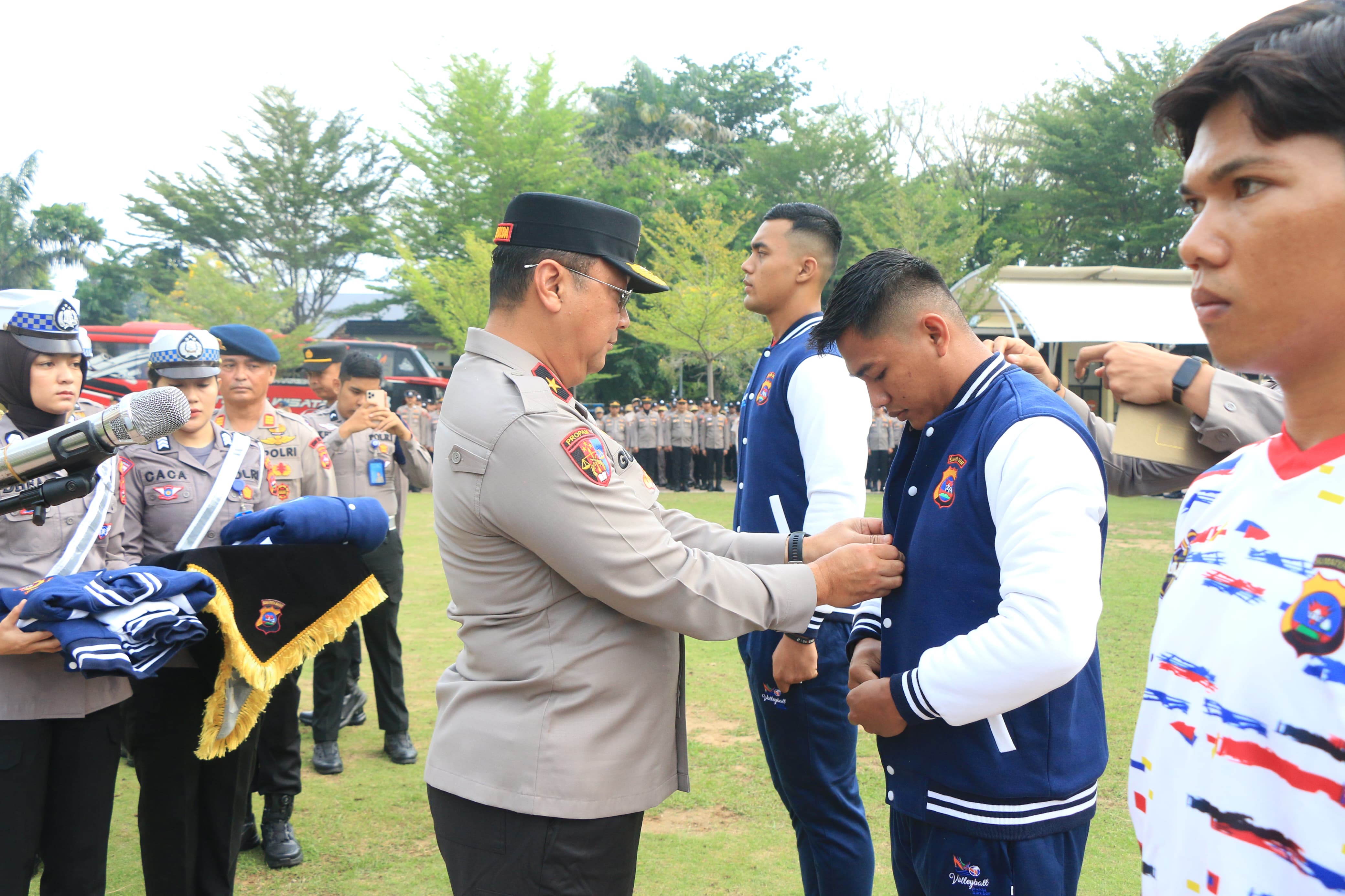 Wakapolda Sumbar Pimpin Upacara Pelepasan Kontingen Bola Voli Kapolri Cup 2024 di Pekanbaru.