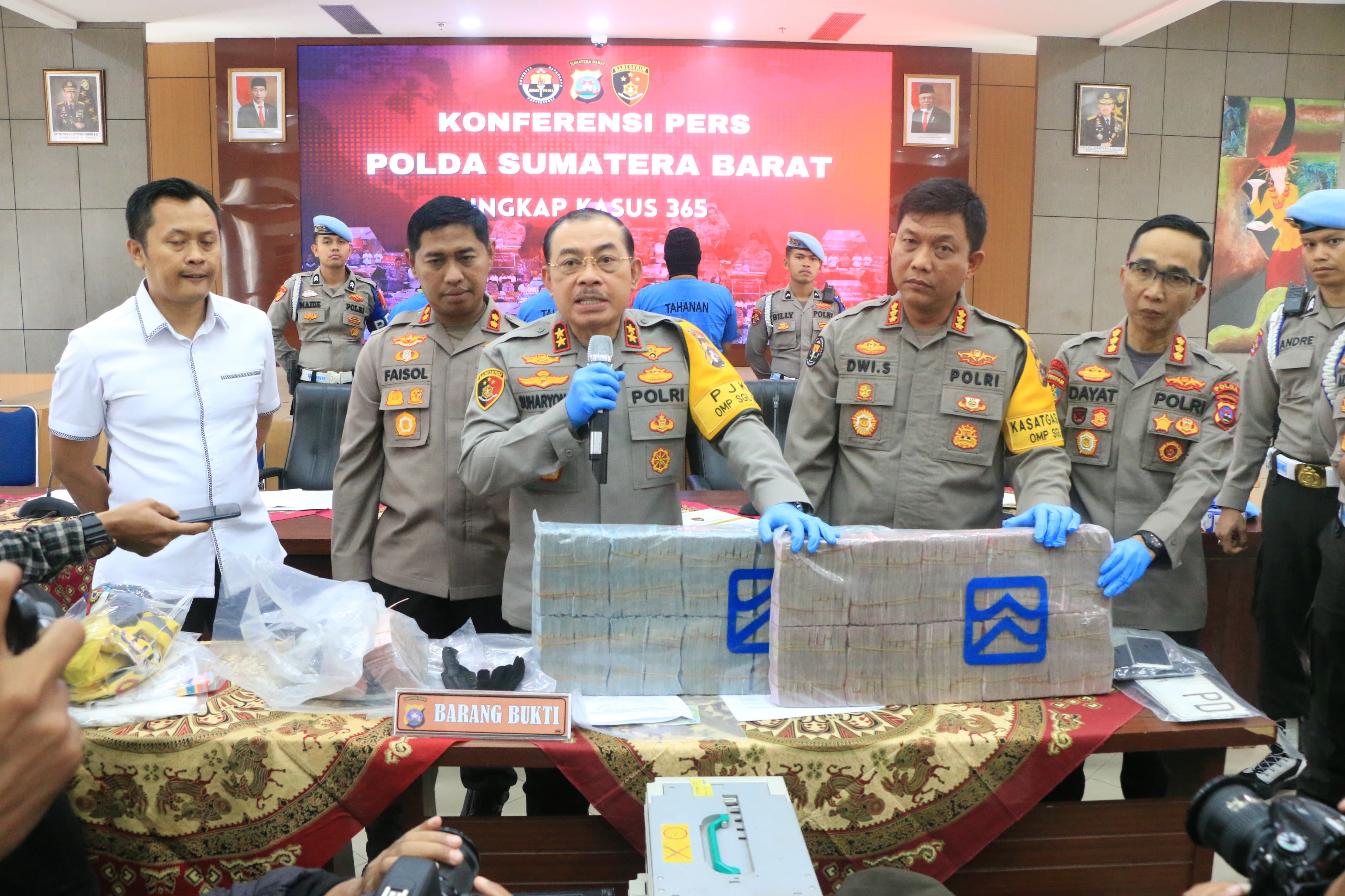 Polda Sumbar gelar Konferensi Pers Kasus Perampok Mobil Jasa Pengisian ATM 