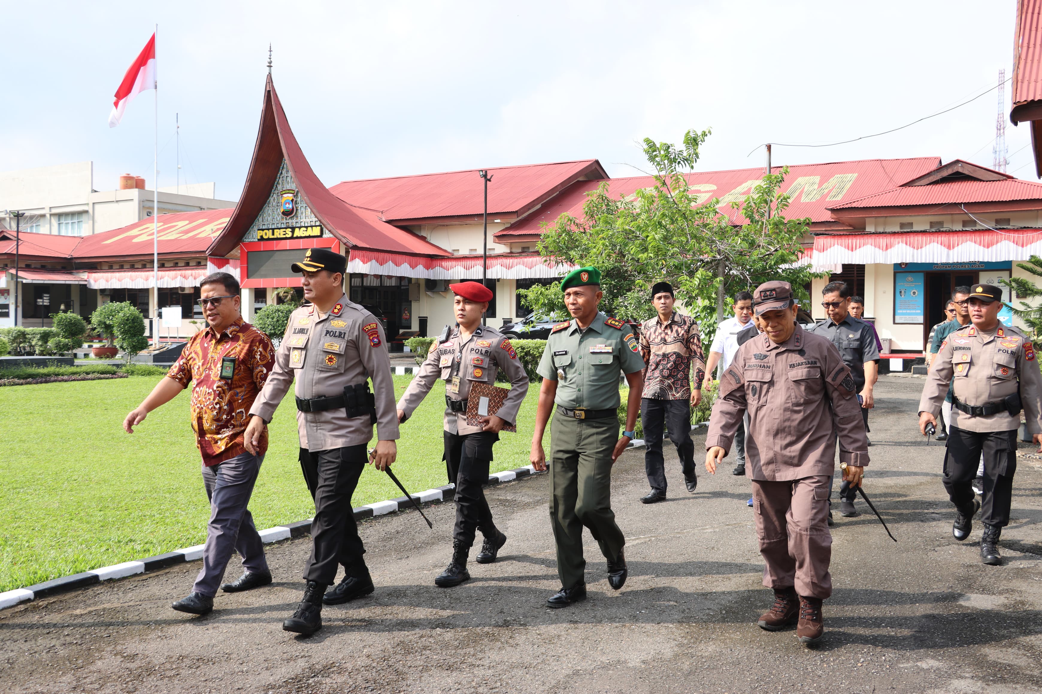 Polres Agam Laksanakan Pengamanan Acara Pawai Alegoris