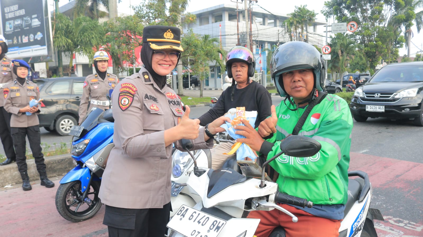 Hari Jadi Polwan ke 76, Polwan Polda Sumbar Gelar Pengaturan Arus Lalu Lintas Pagi Hari