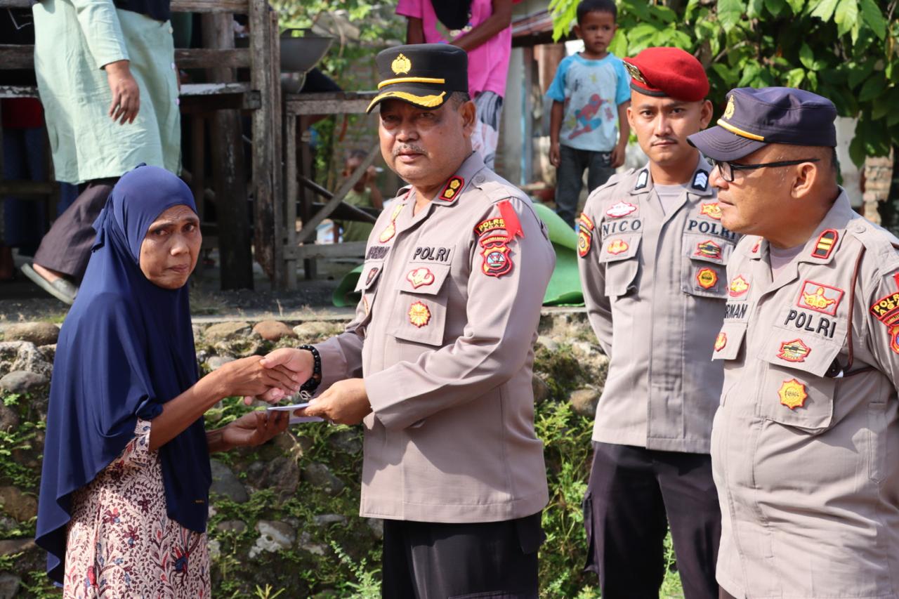 Polres Agam Gelar Jumat Berkah, Salurkan Bantuan Tunai Ke Masyarakat Kurang Mampu