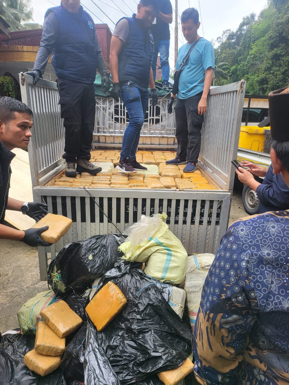 BNN Propinsi Sumatera Barat Berhasil Menyita Sebanyak 500 kilogram ganja kering dari sebuah minibus Amankan Empat Tersangka      