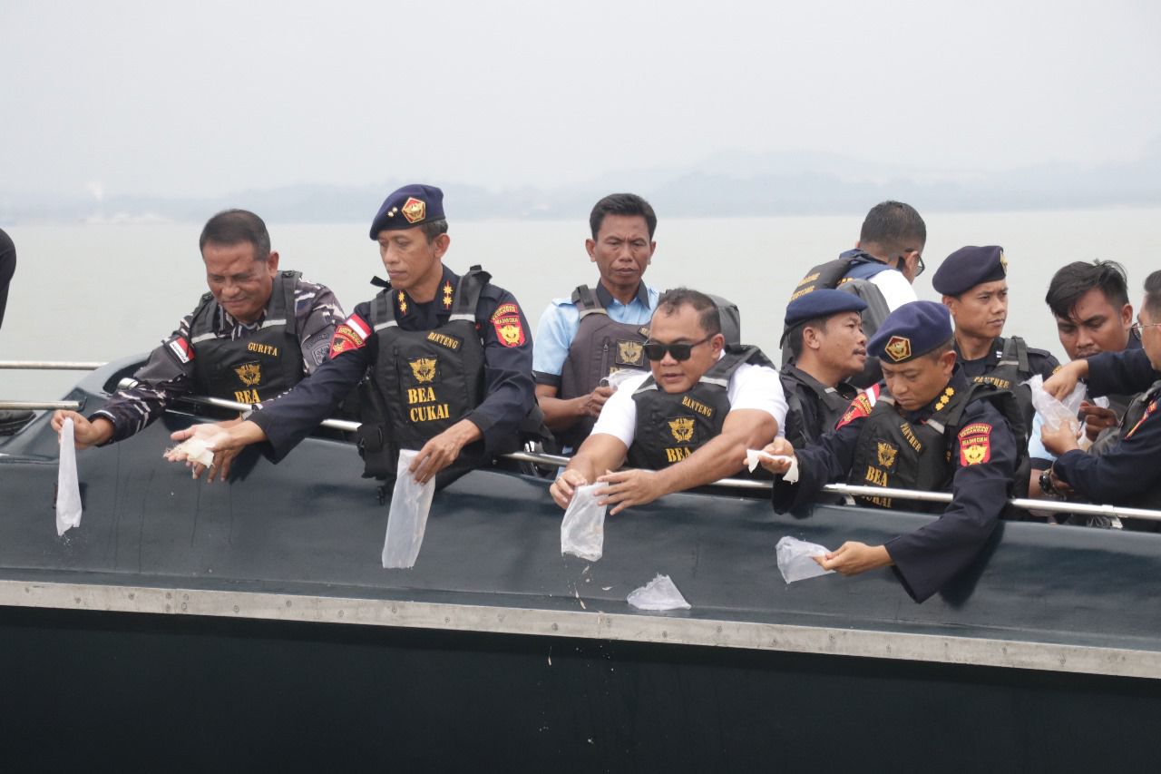 KONFERENSI PERS PENYELUDUPAN BENIH BENING LOBSTER SEBANYAK 237.305 BENIH BENING LOBSTER SENILAI 23,6 MILIAR RUPIAH