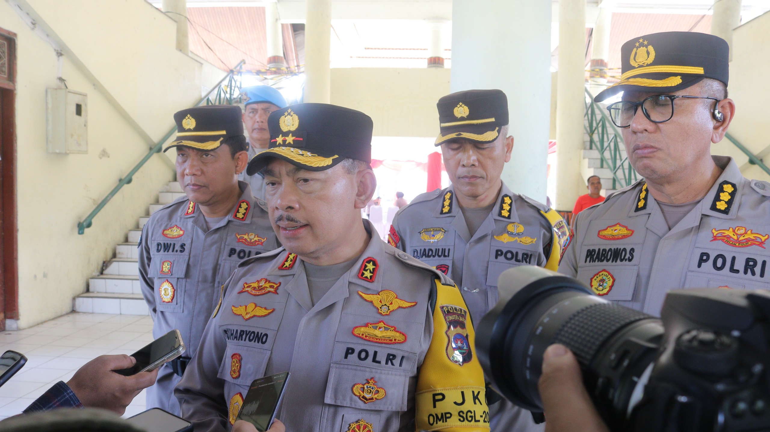 Polda Sumbar Gelar Apel Bhabinkamtibmas Dalam Rangka Pilkada Serentak Badunsanak Tahun 2024 di Provinsi Sumatera Barat