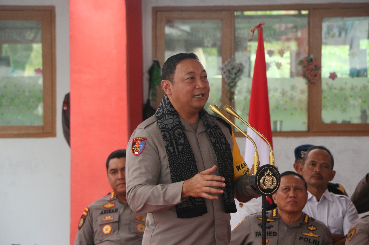 Wakapolda Hadiri Acara Makan Siang Bergizi Untuk Siswa/i SD Negeri 02 Lubuak Buaya Dalam Rangka HUT Korps Brimob Polri Ke 79 Tahun 2024