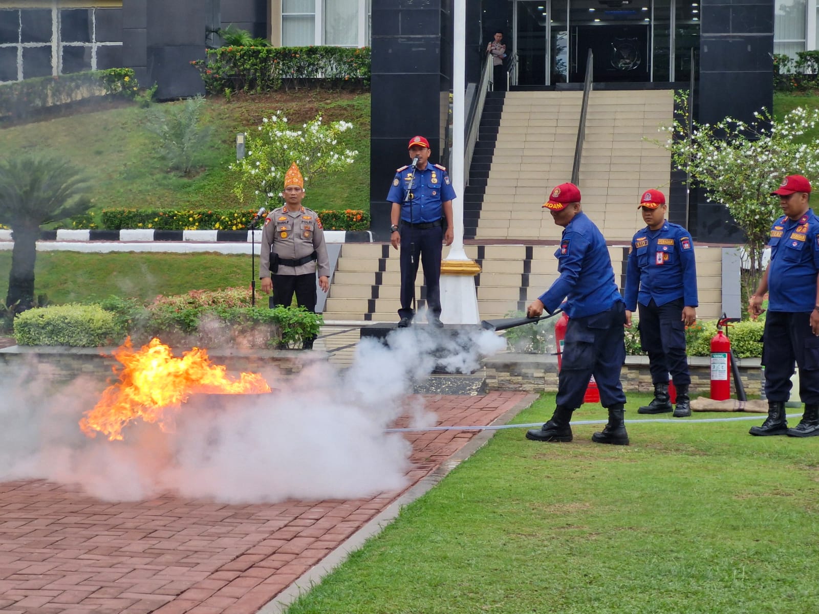 Pentingnya Keselamatan Kebakaran, Polda Sumbar menggelar Sosialisasi penggunaan Alat Pemadam Api Ringan (APAR).