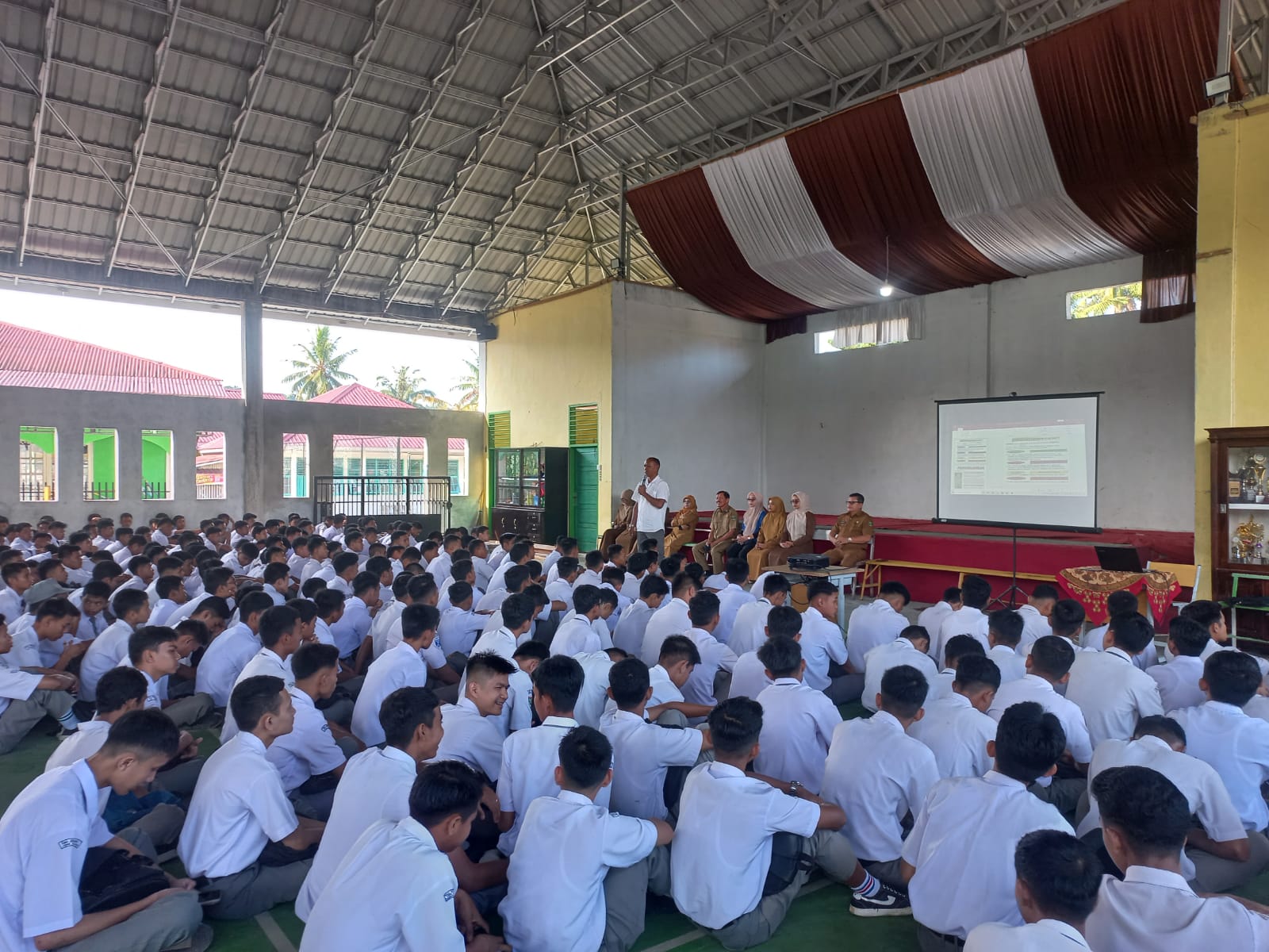 Polres Agam Ajak Pelajar SMA 1 Lubuk Basung Jadi Pahlawan Anti-Narkoba