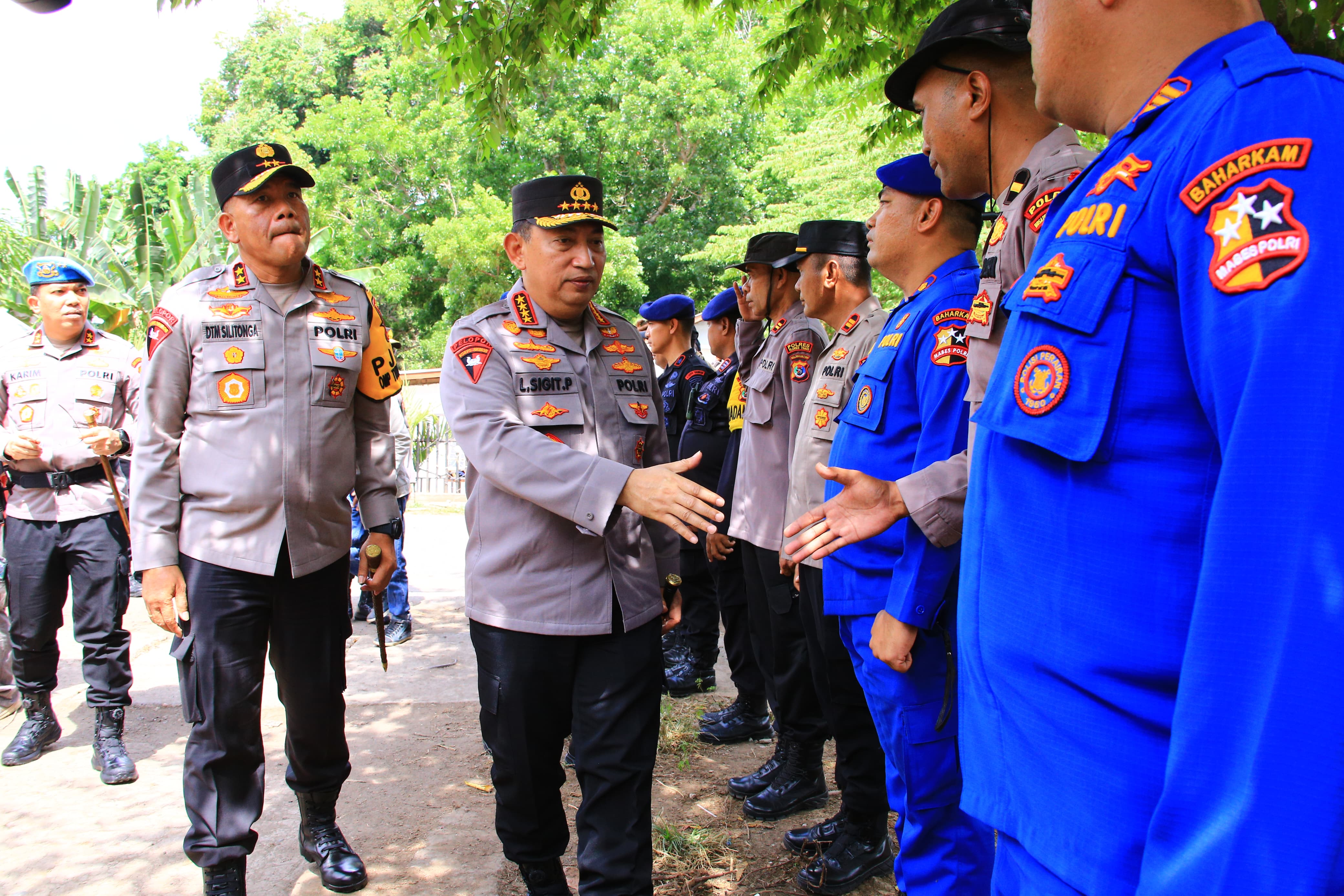 Kapolri Tinjau Posko Pengungsi Erupsi Gunung Lewotobi di NTT