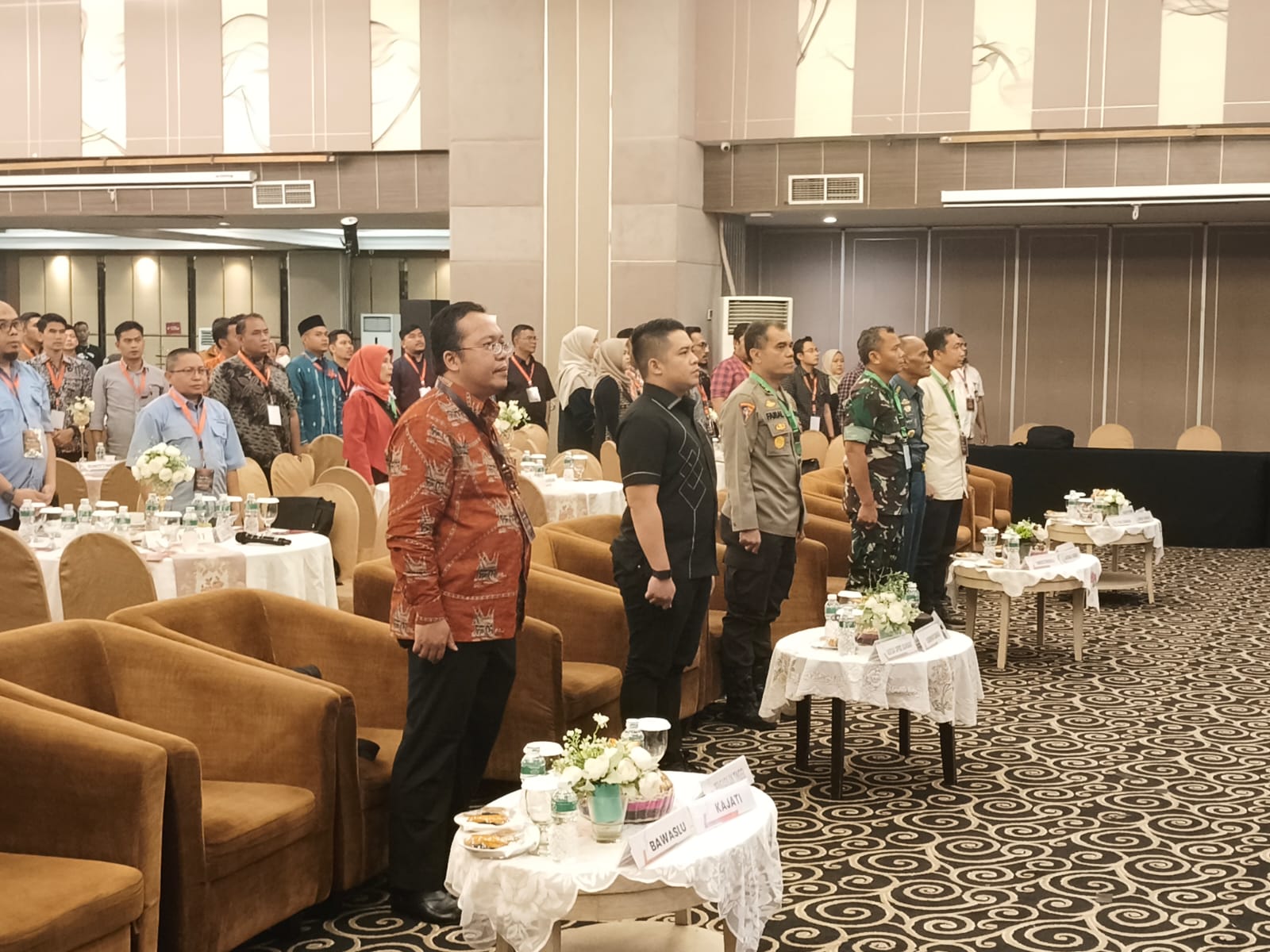 Personel Polda Sumbar Gelar Pengamanan Rapat Pleno Rekapitulasi Hasil Pemilu Gubernur dan Wakil Gubernur Sumbar 2024 Hari Pertama