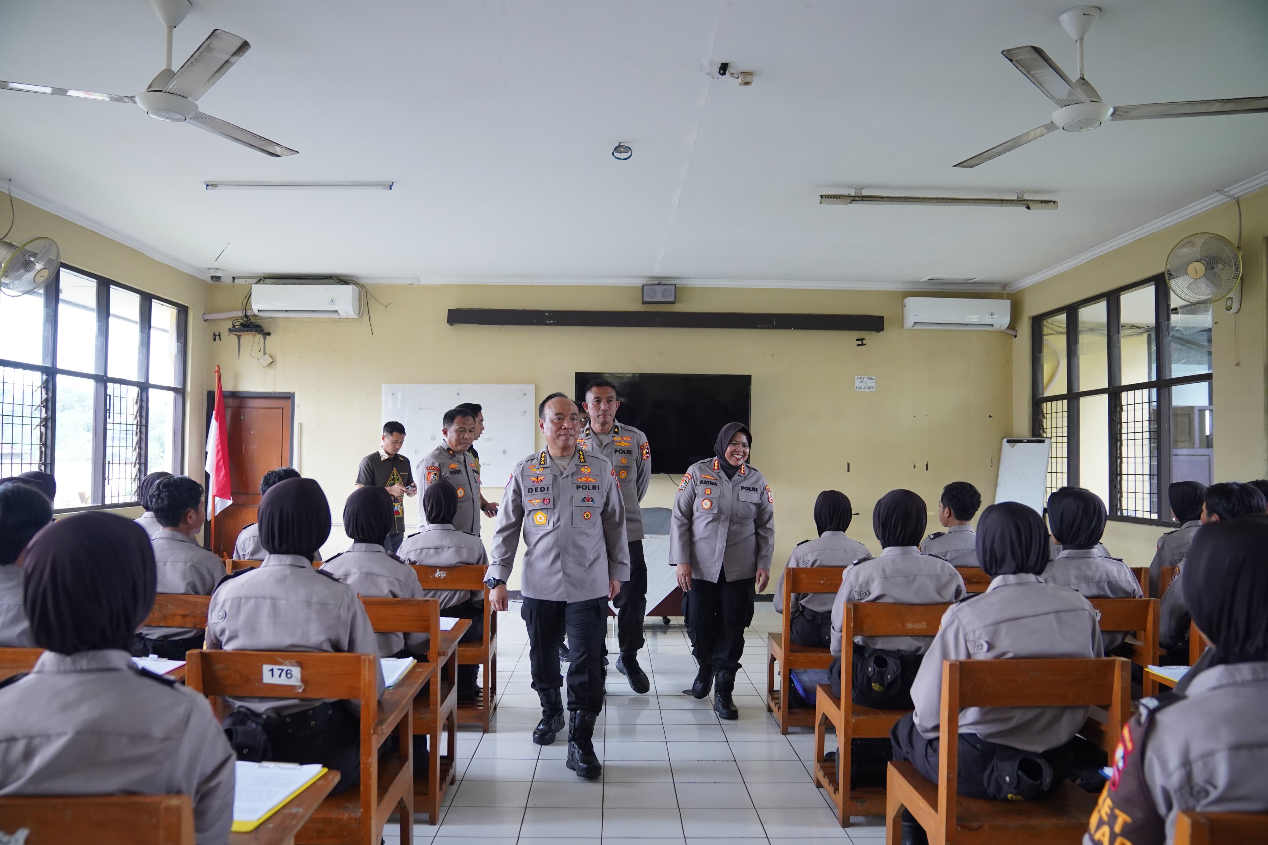 Kunjungi Diktuba di Sepolwan, Irwasum Polri Ingatkan Calon Polwan Terus Kembangkan Potensi