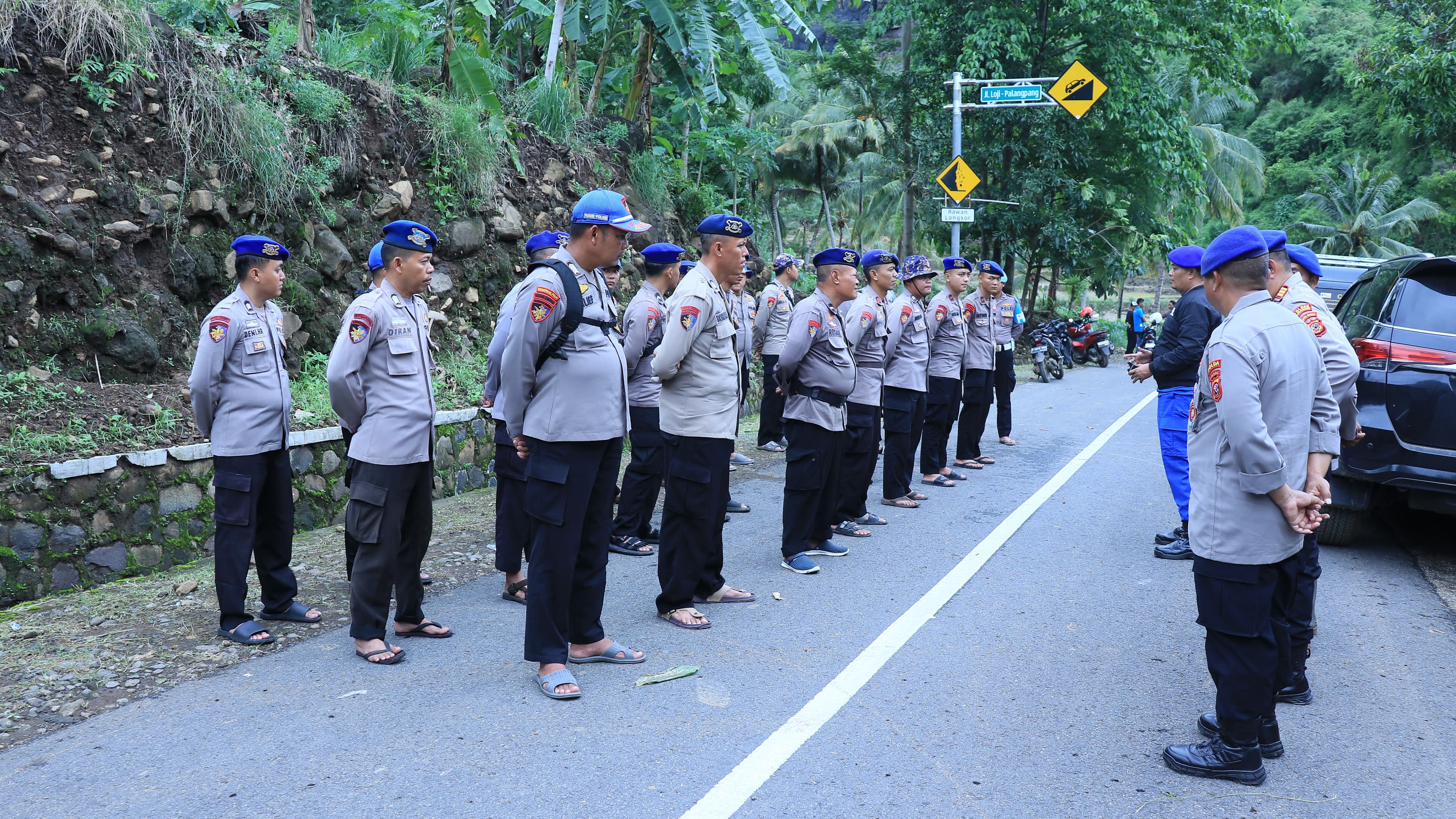 Ditpolairud polda Jabar dan Satpolairud polres Sukabumi bangun jembatan darurat untuk warga