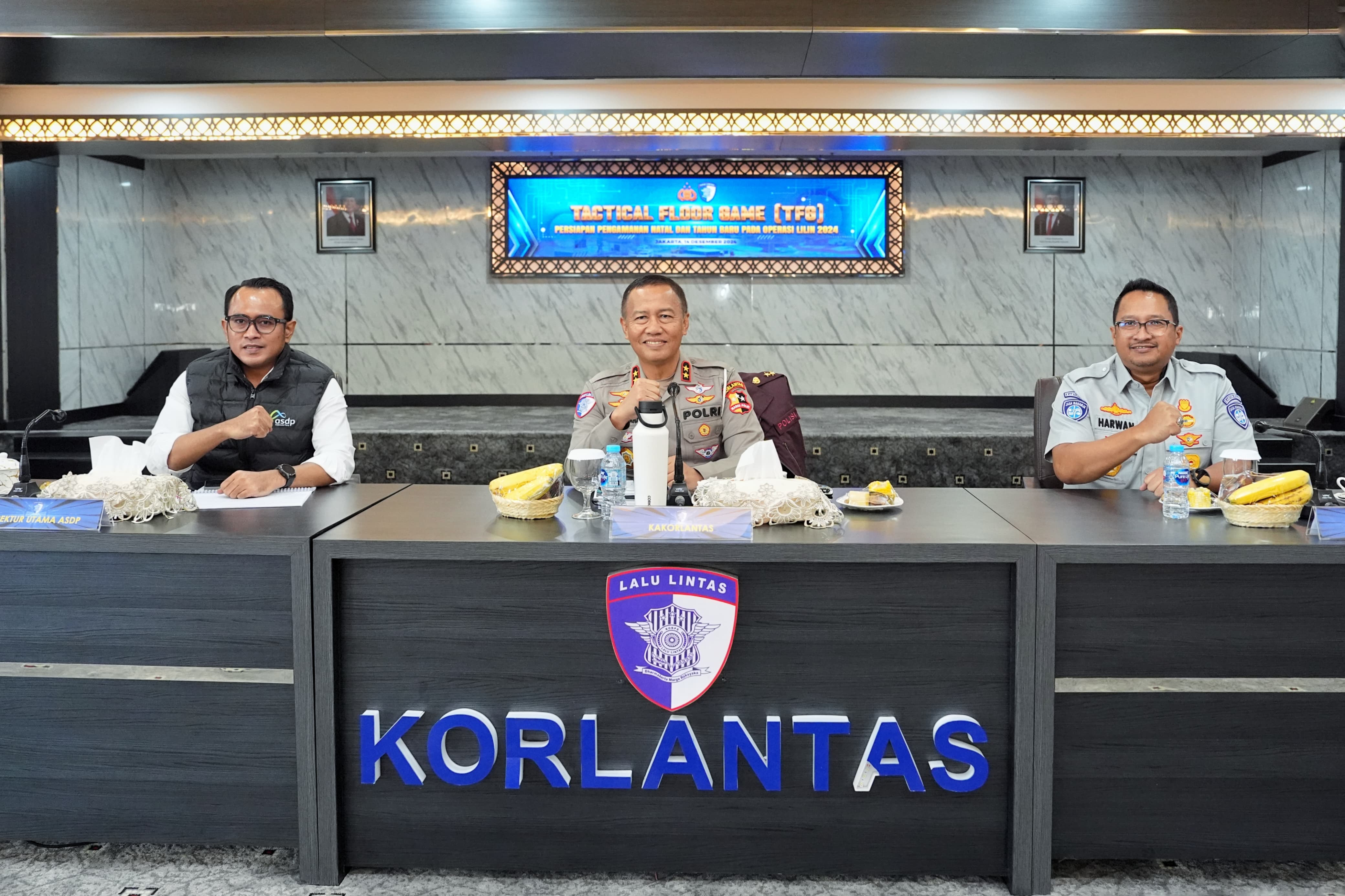 Lanjutkan TFG Polda Lampung - Polda Bali , Korlantas Gelar Tactical Floor Game Pastikan Kesiapan Operasi Lilin 2024, Kakorlantas Imbau Masyarakat Waspadai Titik Rawan