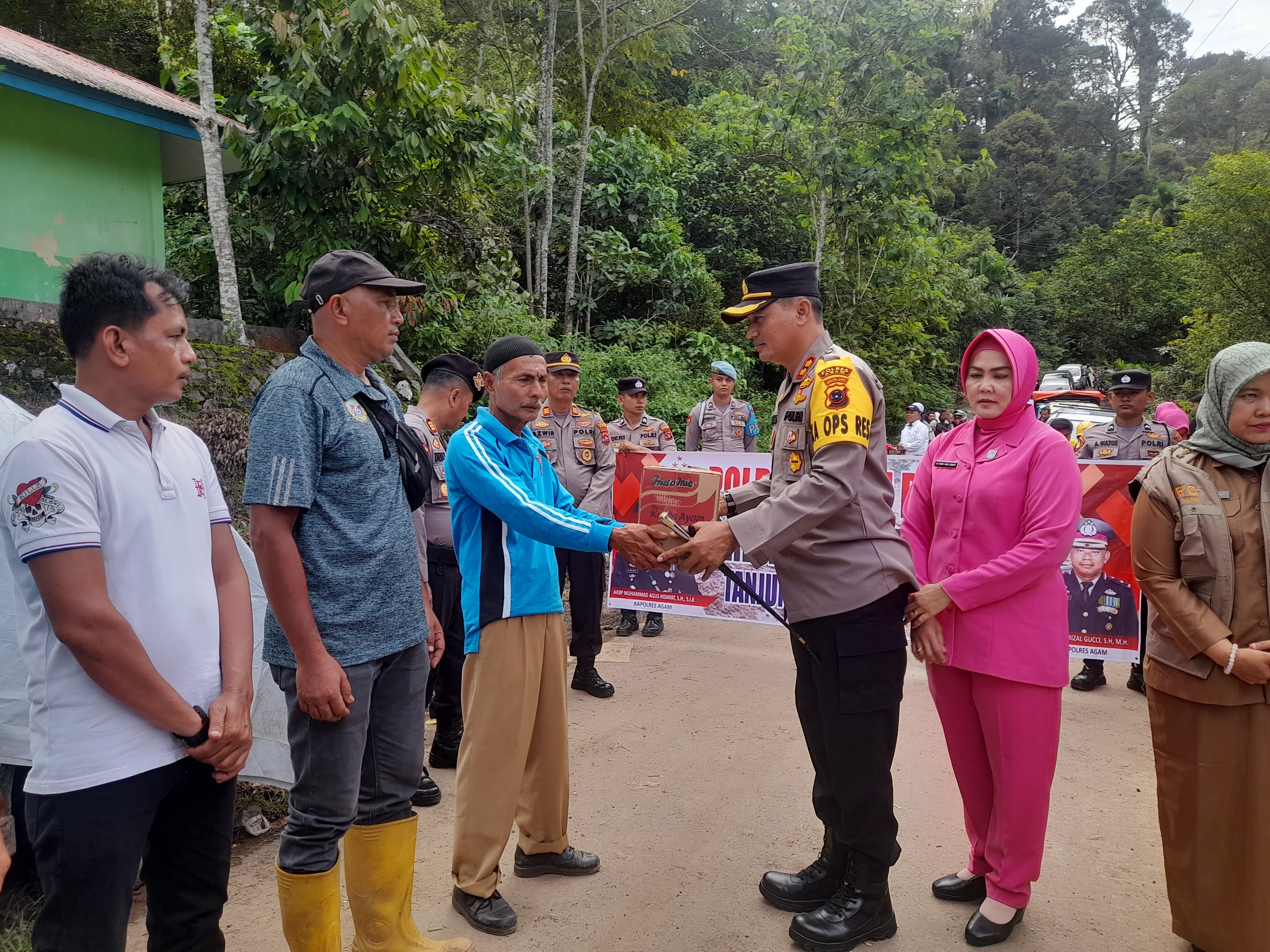 Polres Agam Bergerak Cepat, Ulurkan Tangan untuk Korban Banjir