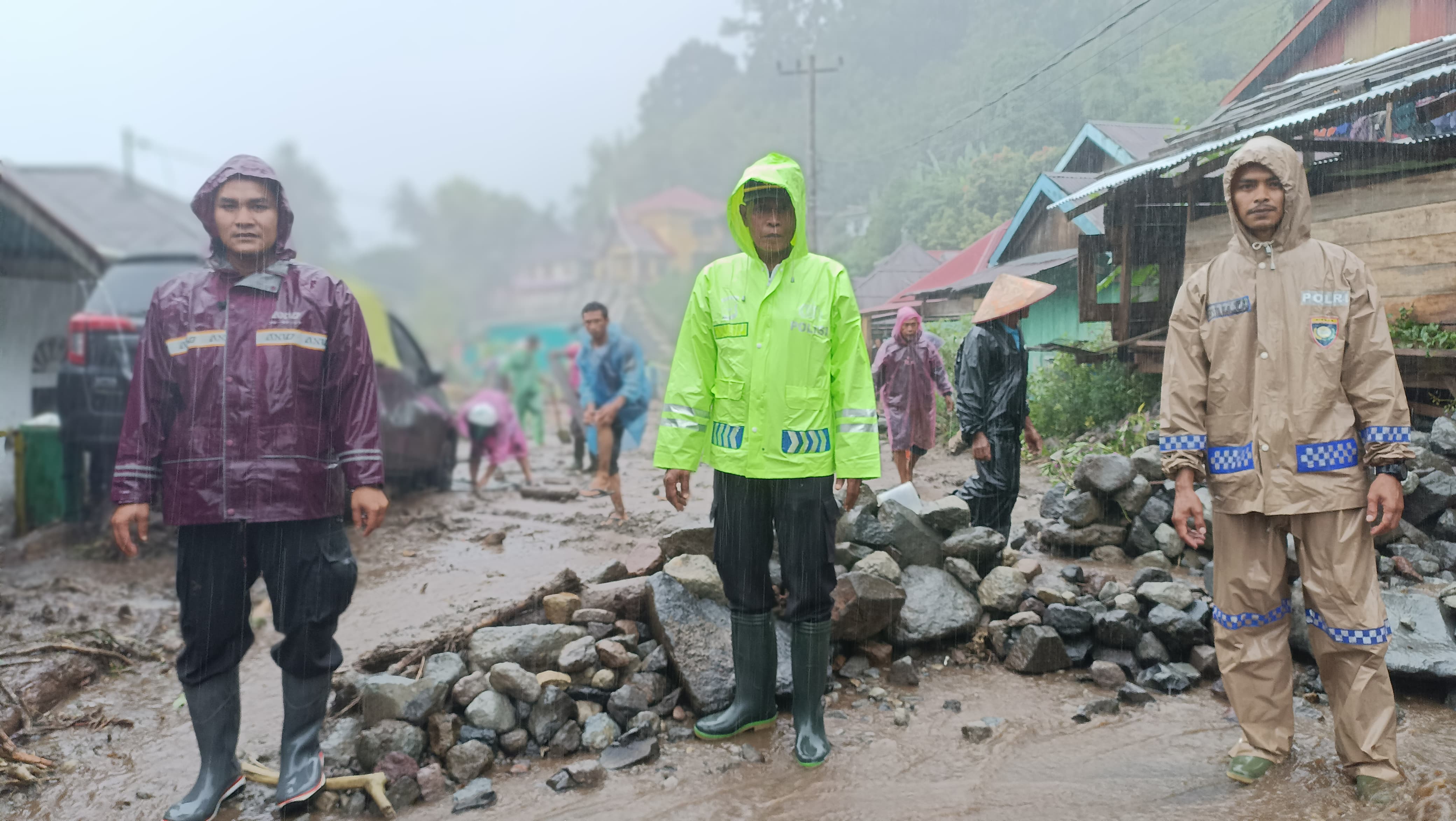 Banjir Bandang di Tanjung Sani, Kapolsek Tanjung Raya Beserta Anggota Bantu Warga Terdampak