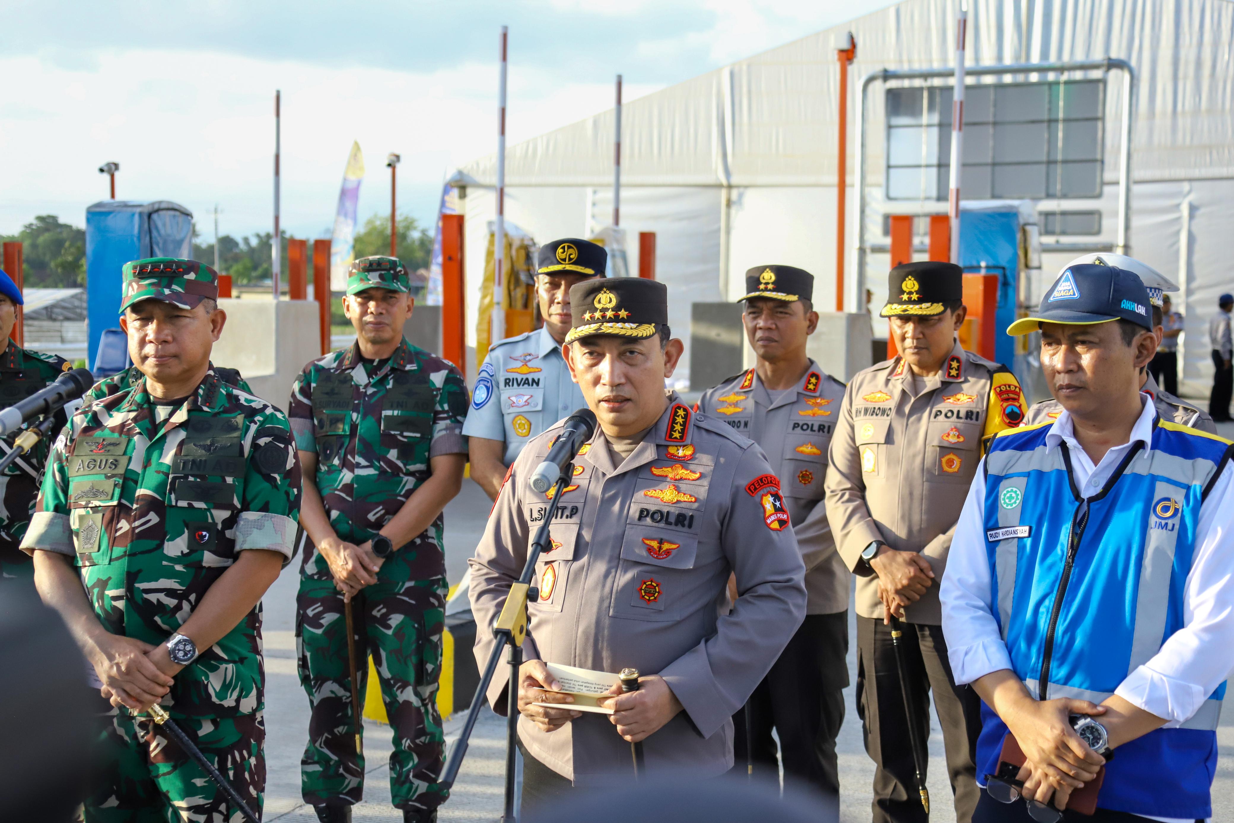 Persiapan Pengamanan Natal-Tahun Baru, Kapolri dan Panglima TNI Tinjau Gerbang Tol Prambanan 