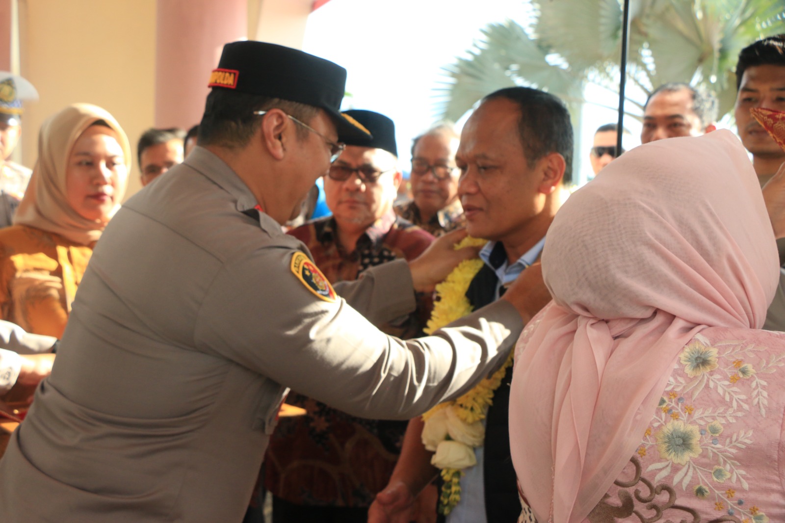 Wakapolda Sumbar bersama Forkopimda Sambut kedatangan Irjen Pol Dr. Gatot Tri Suryanta, MSi, CSFA, di Bandara Internasional Minangkabau