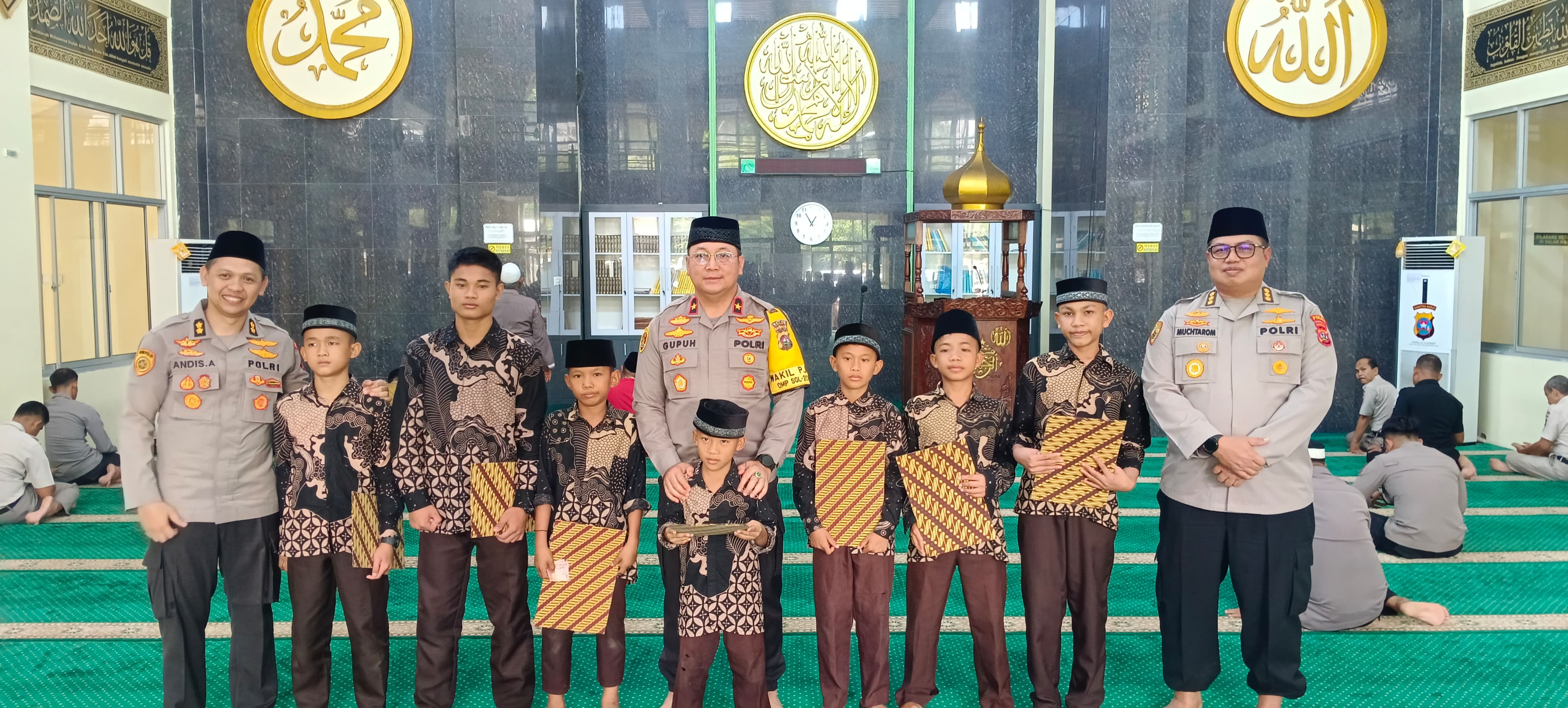 Wakapolda Berikan Santunan kepada Anak Yatim Piatu di Masjid Ar-Rahman Mapolda Sumbar 