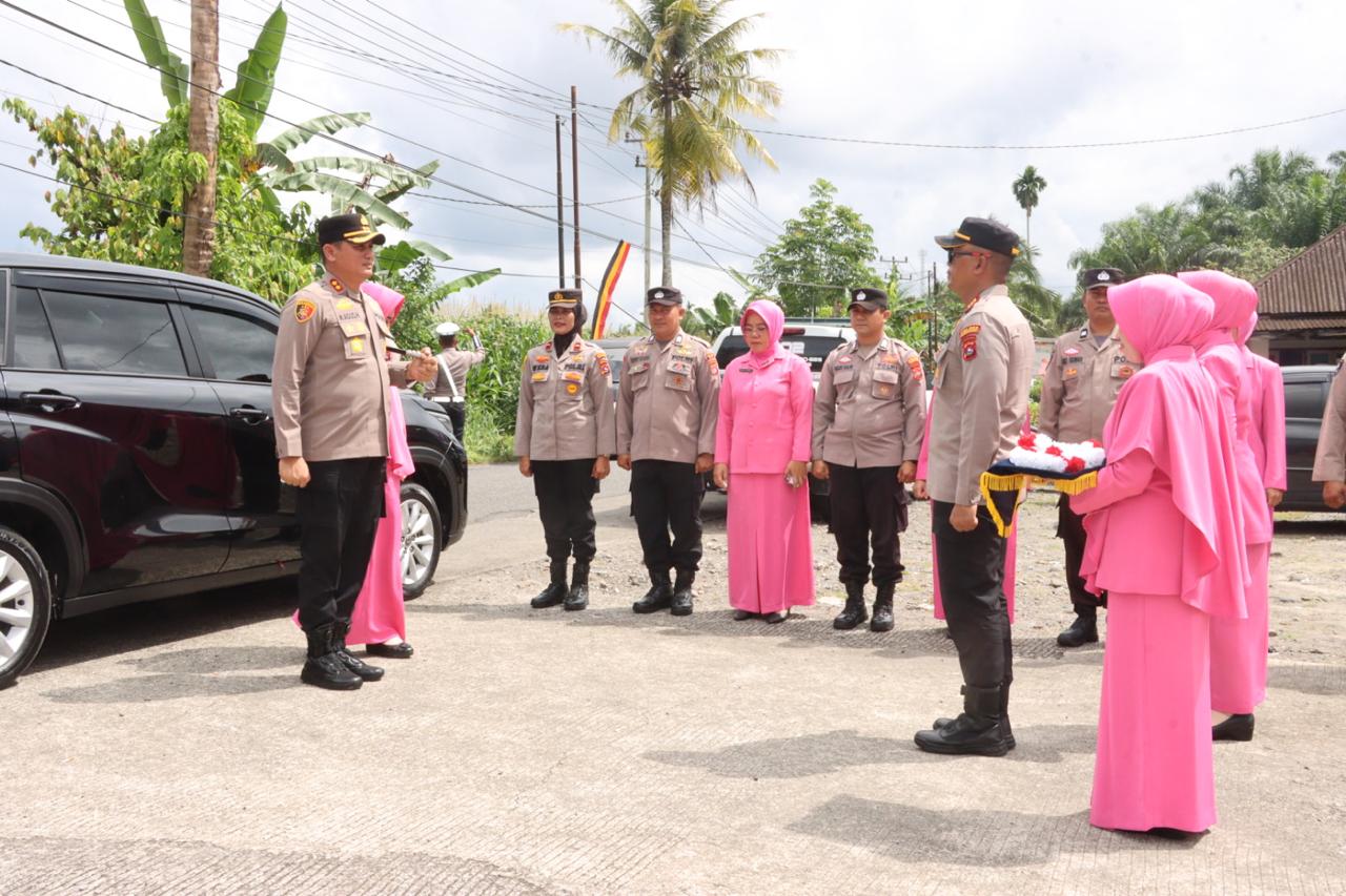 Jaga Kwalitas Pelayanan Polri , Kapolres Agam kembali laksanakan kunjungan kerja ke Polsek Lubuk Basung. Selasa ((14/1/2025)