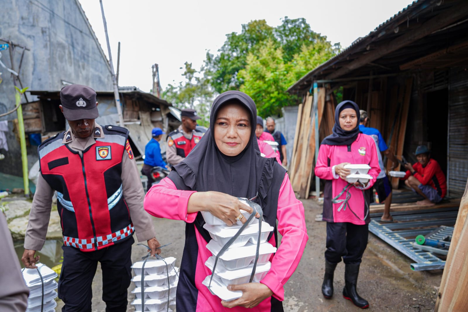 Buka Dapur Umum, 3.000 Paket Nasi Dibagikan Polres Brebes Bantu Warga Terdampak Banjir