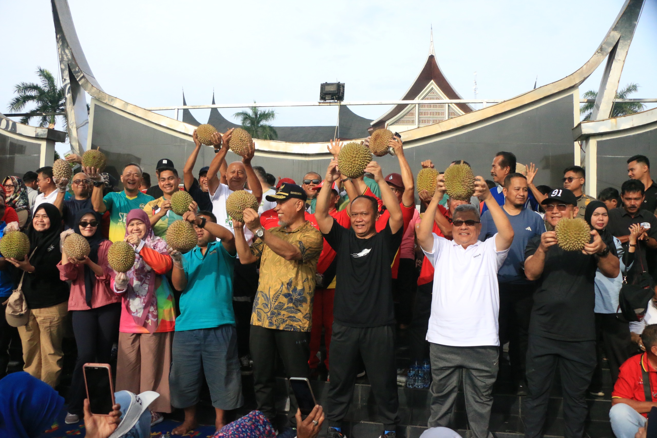 Kapolda Sumbar Ikuti Car Free Day dan Festival Makan Durian Basamo