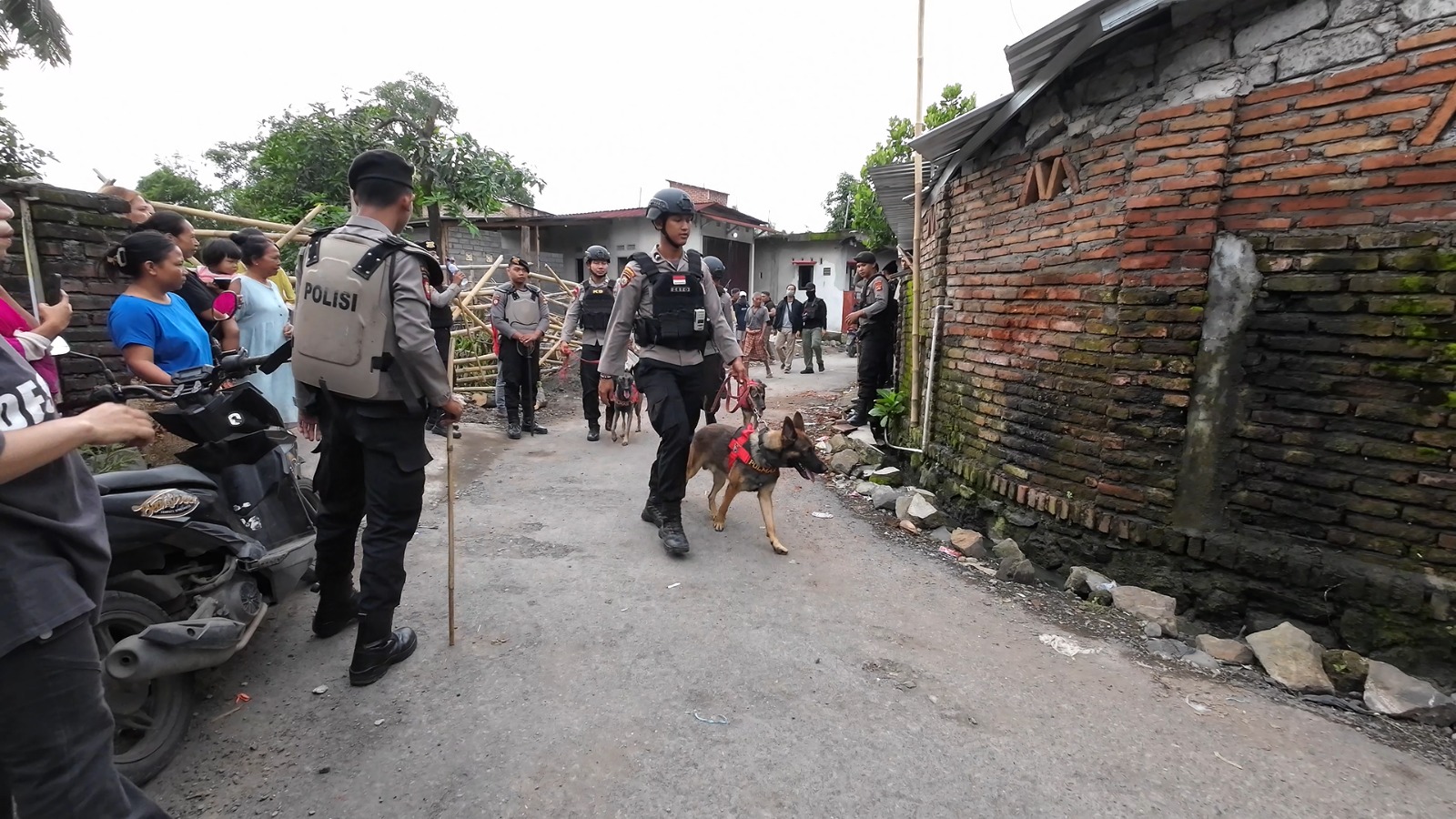 Kerahkan unit K-9, Polda NTB gerebek kampung narkoba dan Amankan 29,72 Gram Sabu