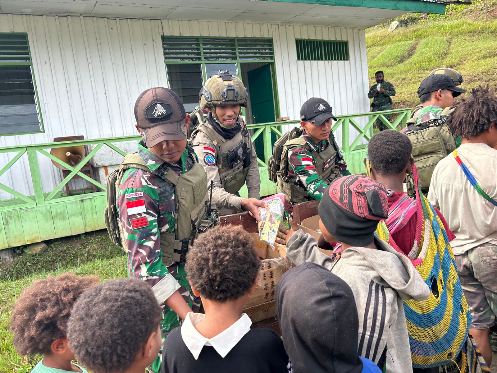 TNI-Polri Gelar Bakti Sosial Kepada Warga Kiwirok