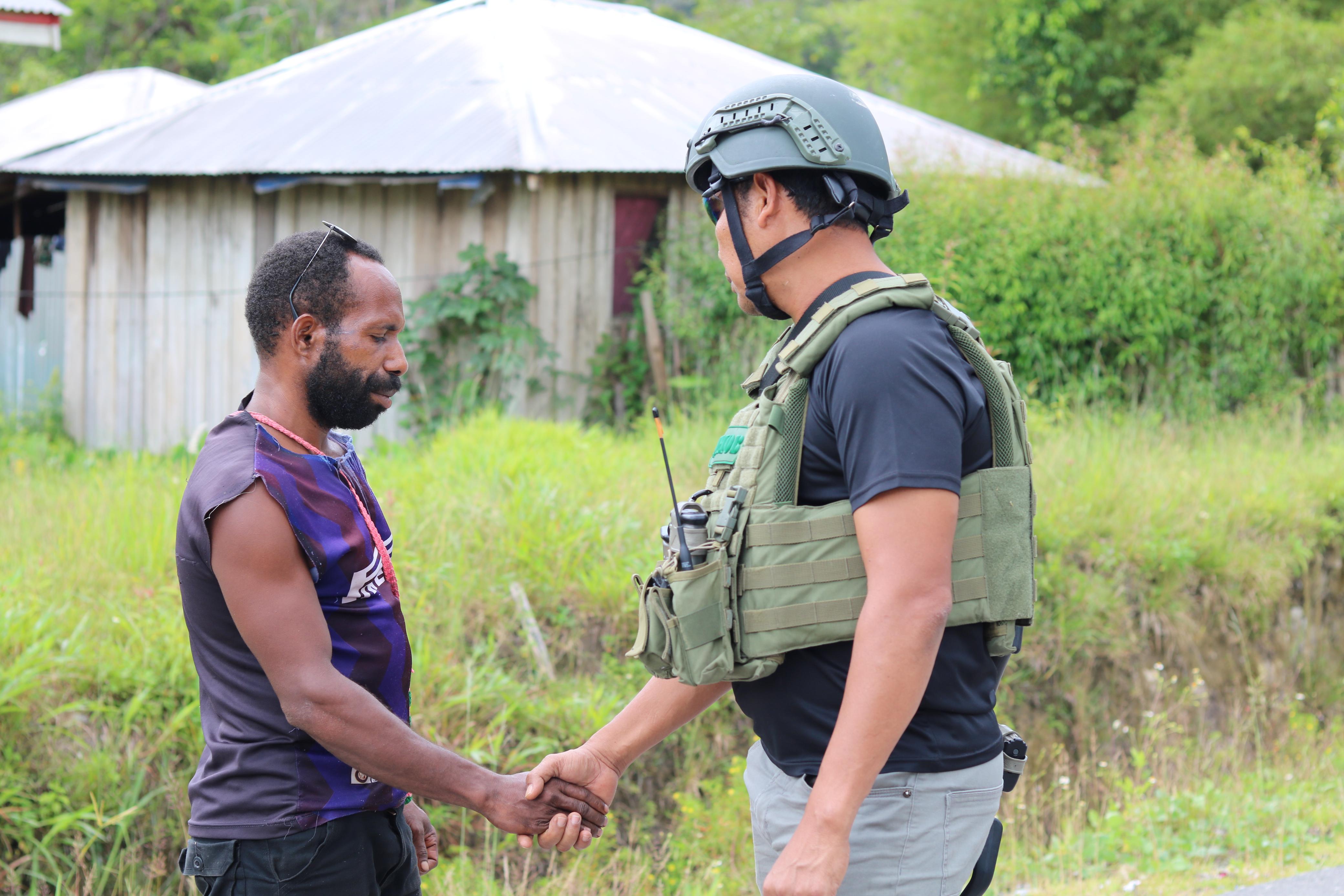 Pererat Hubungan dengan Warga, Satgas Ops Damai Cartenz Beri Imbauan Kamtibmas di Yalimo