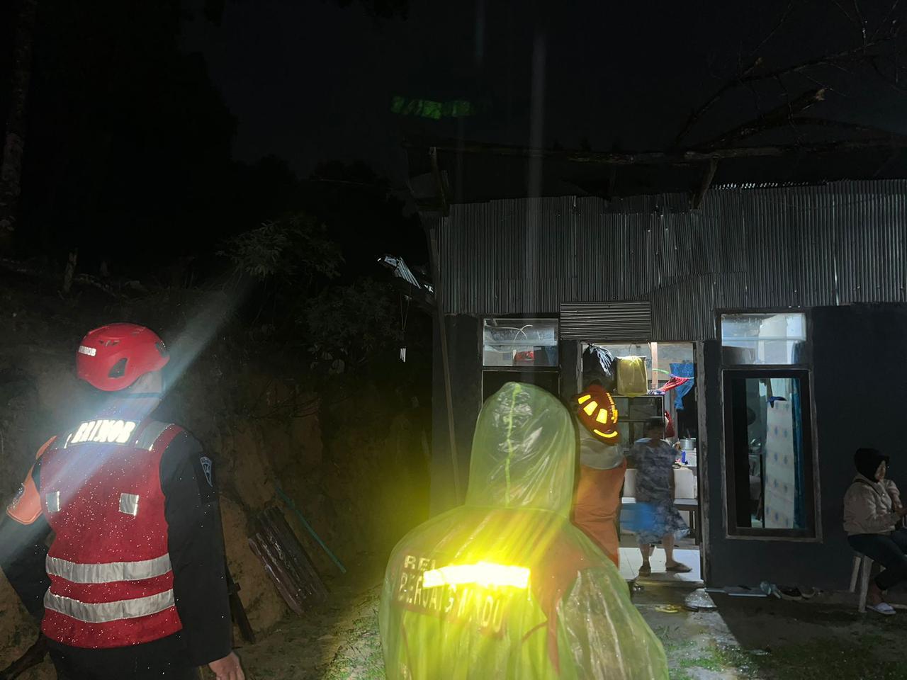 Brimob Polda Kaltim Sigap Evakuasi Pohon Tumbang di Gunung Sari Balikpapan