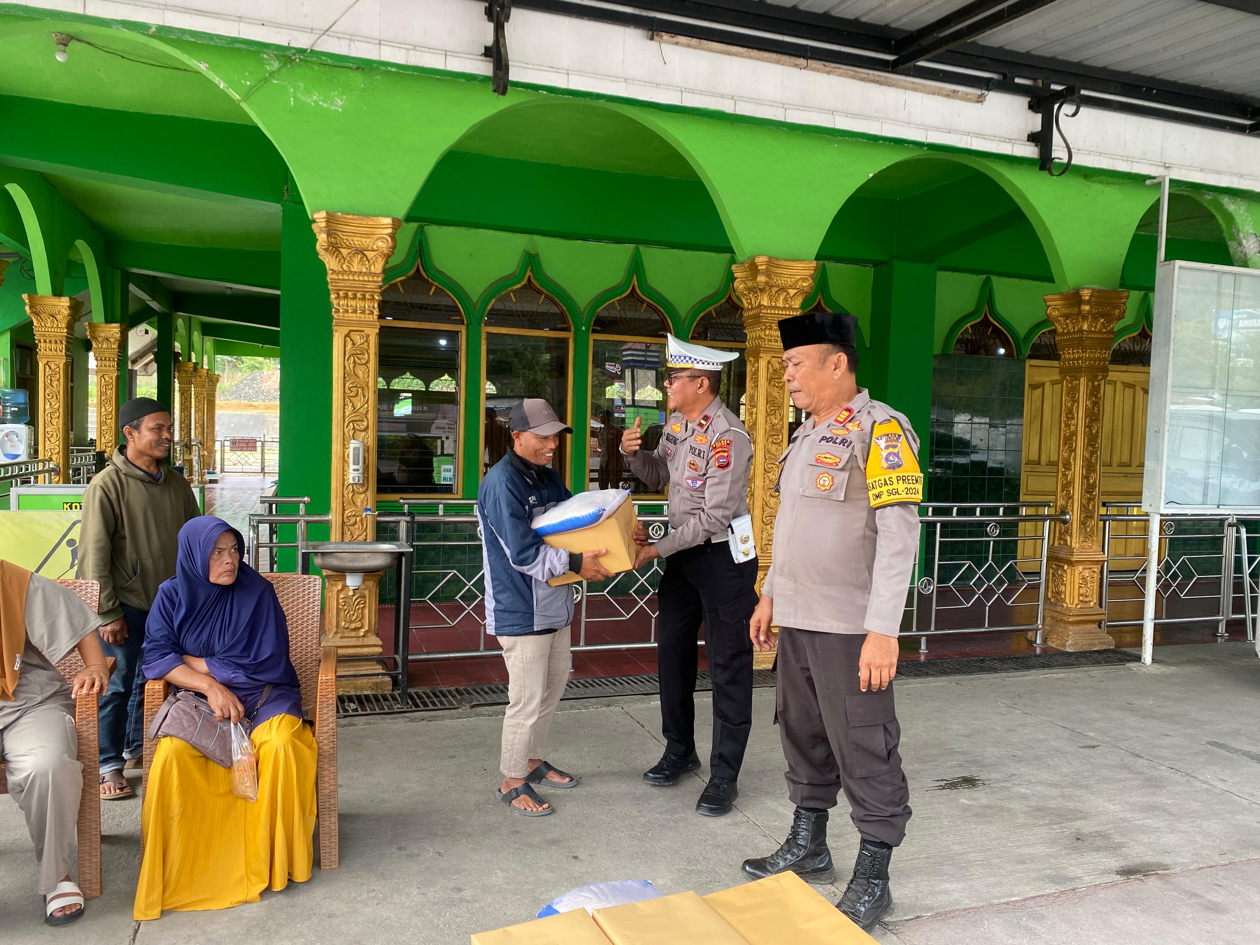 Kapolres Solok Berbagi Kebaikan dalam Kegiatan Jumat Curhat