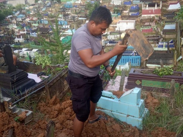 Kisah Bripka Joko Hadi, Polisi yang Mengabdikan Diri sebagai Penggali Kubur Gratis untuk Warga Kurang Mampu