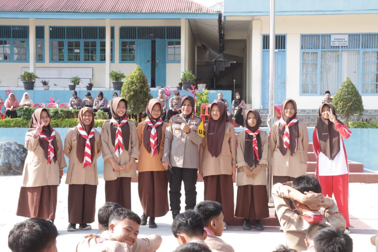 Kapolresta Bukittinggi Sosialisasi Kenakalan Remaja Dan Tertib Berlalulintas Di SMA 1 Banuhampu