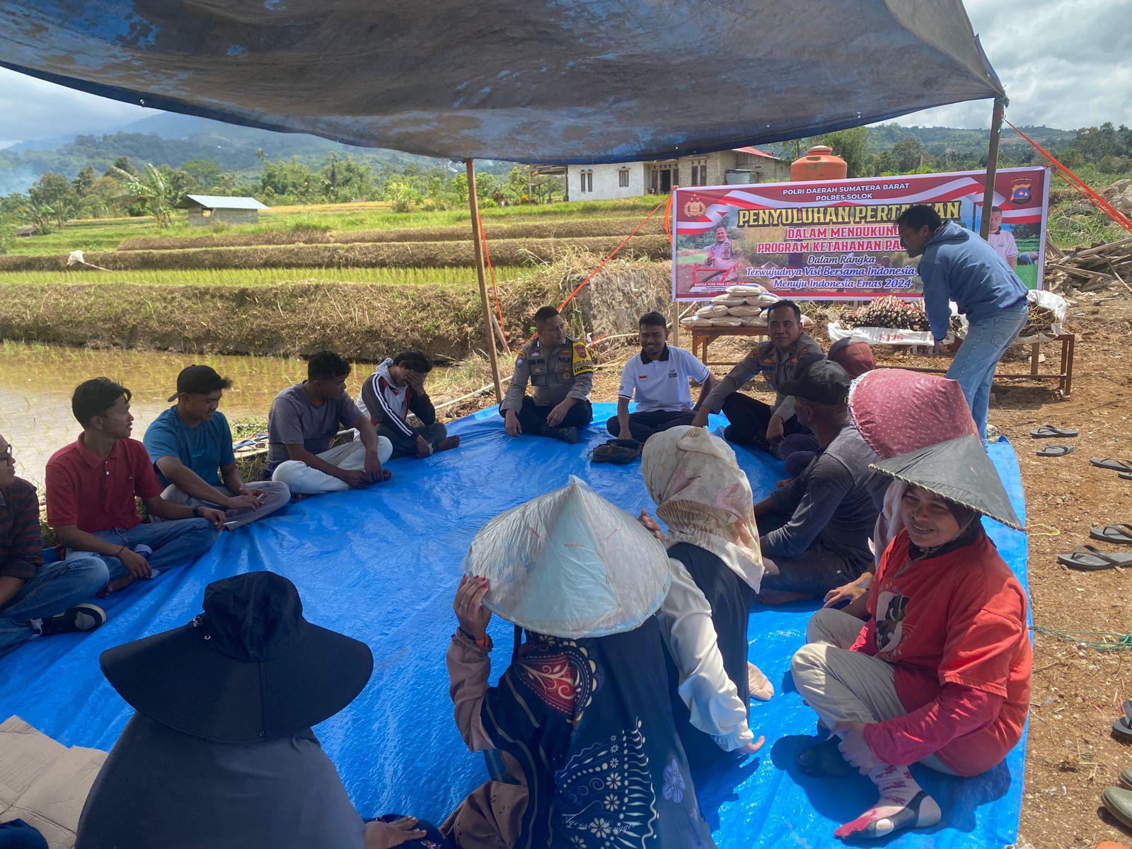 Kapolsek Gunung Talang dan Bhabinkamtibmas Sosialisasikan Pemanfaatan Lahan untuk Ketahanan Pangan