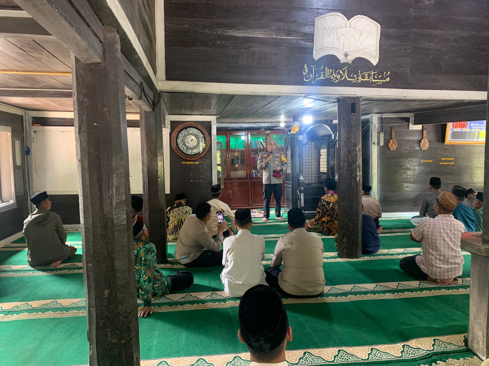 Wakapolres Solok Sampaikan Himbauan Kamtibmas Sehabis Pelaksanaan Sholat Jumat di Masjid Tuo Kayu Jao