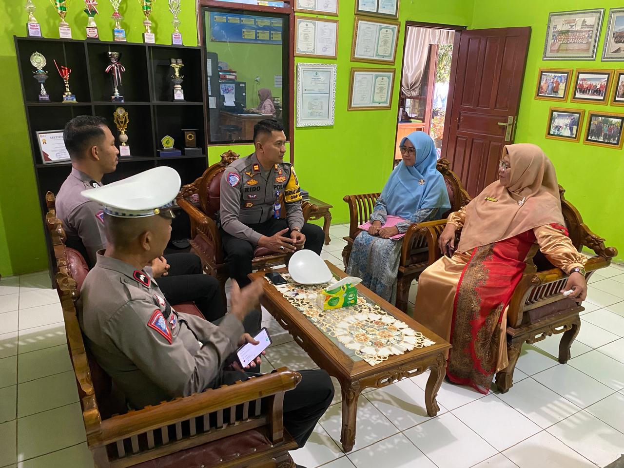 Kasat Lantas Polres Solok Laksanakan Police Goes To School di SMK N 1 Gunung Talang