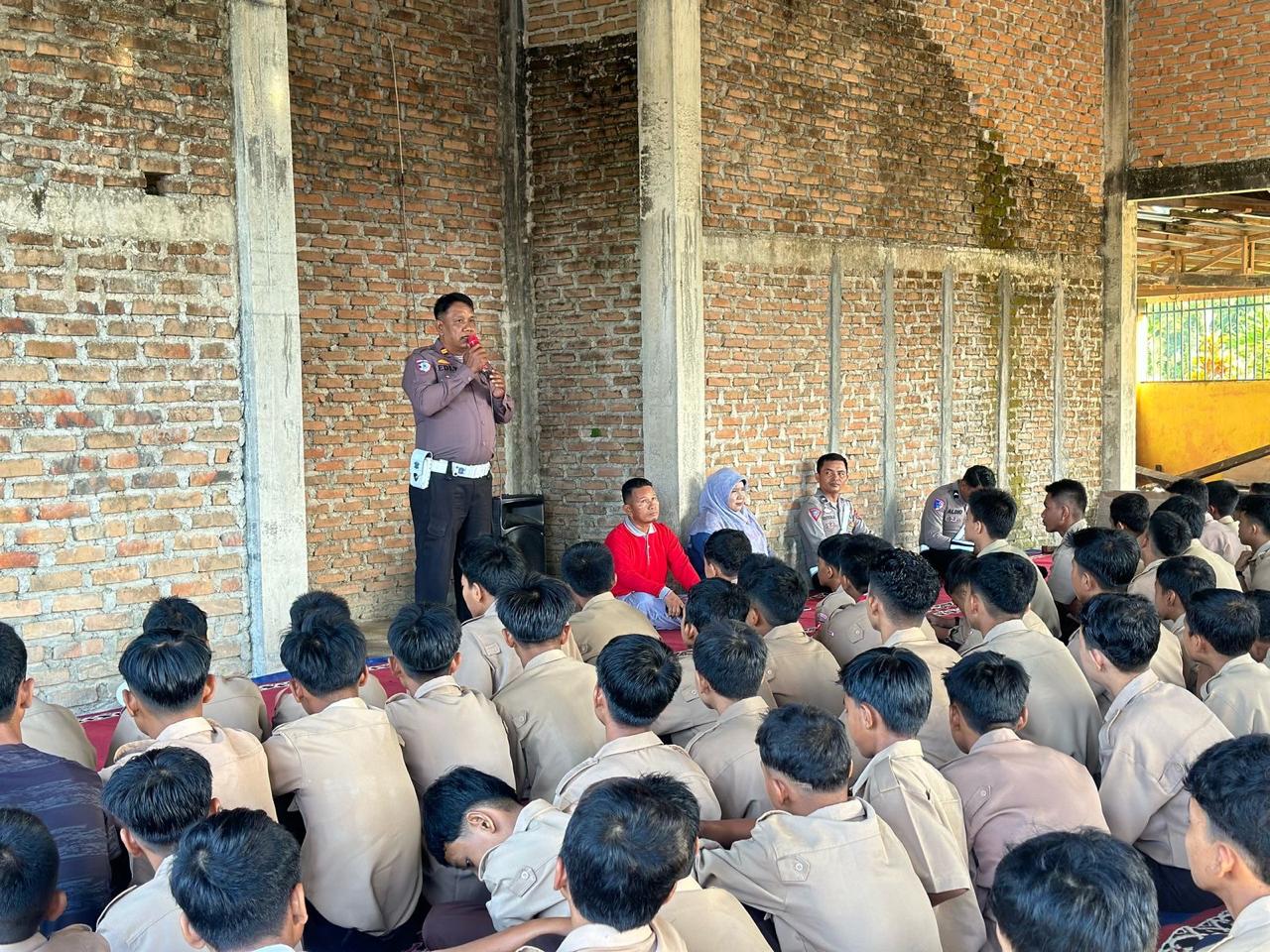 Polres Agam Sosialisasi Keselamatan Lalu Lintas Dan Bahaya Kenakalan Remaja Di MTSN 4 Agam