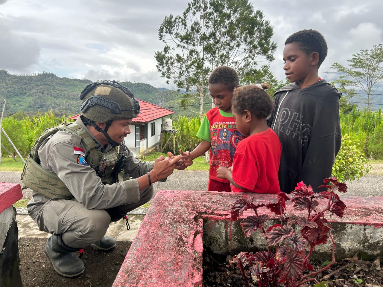 Satgas Ops Damai Cartenz-2025 Gelar Patroli Dialogis di Oksibil untuk Pererat Hubungan dengan Warga