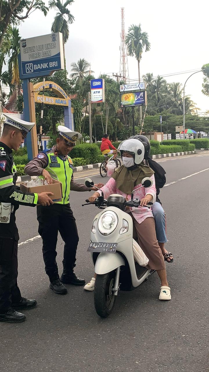 Polres Agam Tebar Kebaikan Ramadan, Ratusan Paket Takjil Dibagikan di Jalan Utama