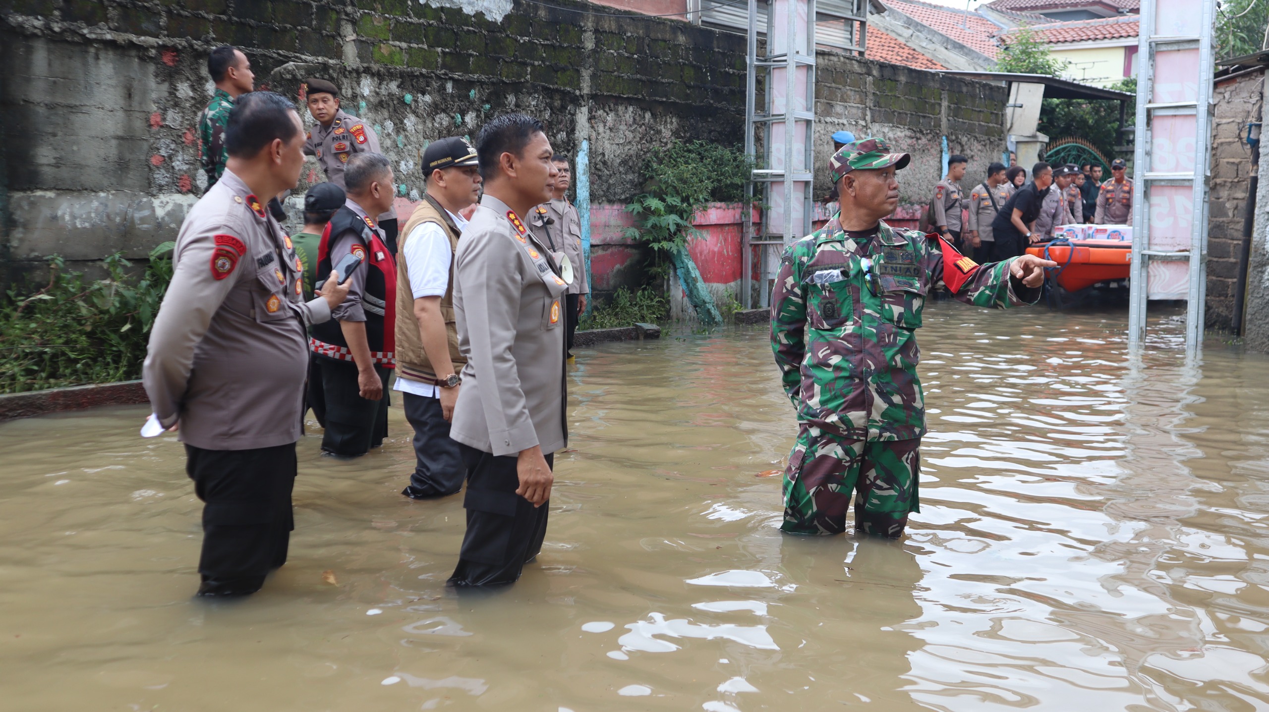 Polri salurkan bantuan dan evakuasi warga terdampak banjir di Bekasi dan Depok*