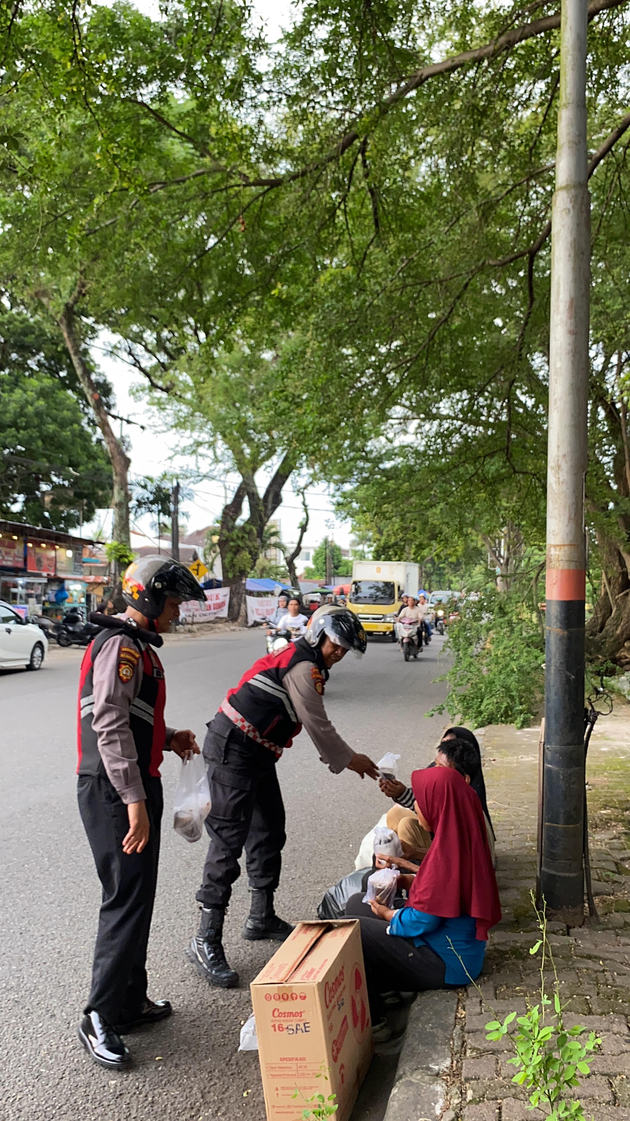 Berikan Kenyamanan Bagi Masyarakat yang sedang Puasa, Ditsamapta Polda Sumbar Laksanakan Pam Gatur Lalin dan Pembagian Takjil kepada Masyarakat 