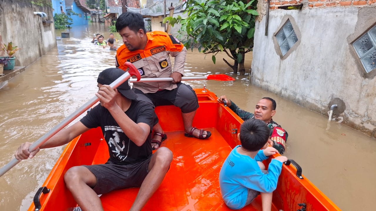 TNI-Polri Bantu Evakuasi Korban Banjir 1,5 Meter yang Mau Cuci Darah