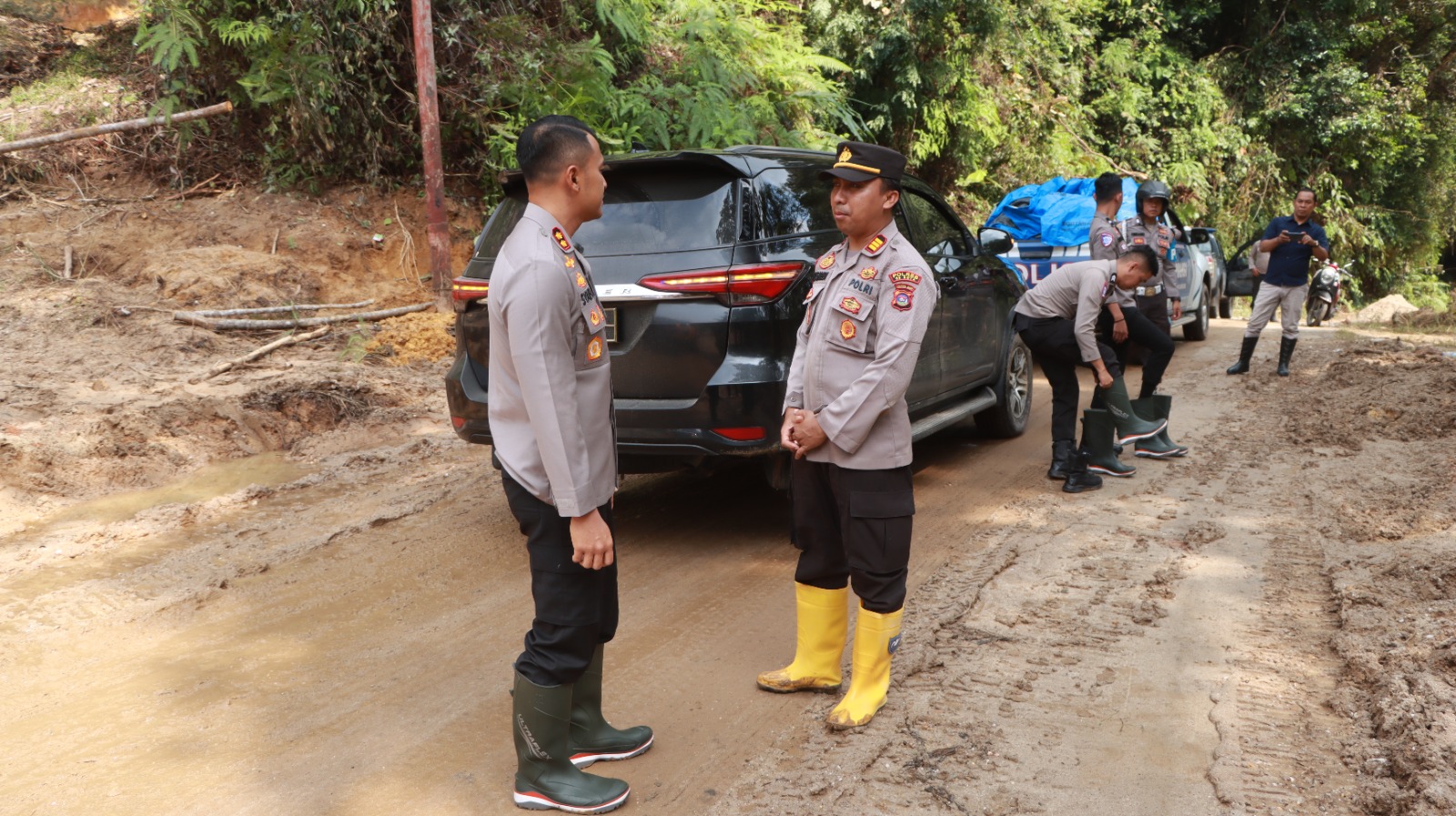 Kapolres 50 Kota melaksanakan giat memberikan bantuan sosial dalam rangka Bhayangkara peduli korban Bencana alam di Nagari Galugua