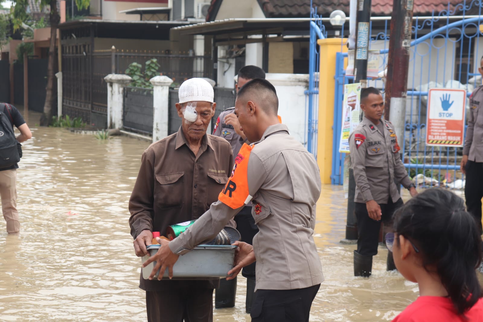 Brimob Sebar Ratusan Anggota ke Titik Banjir Jabodetabek, Evakuasi Anak-Lansia