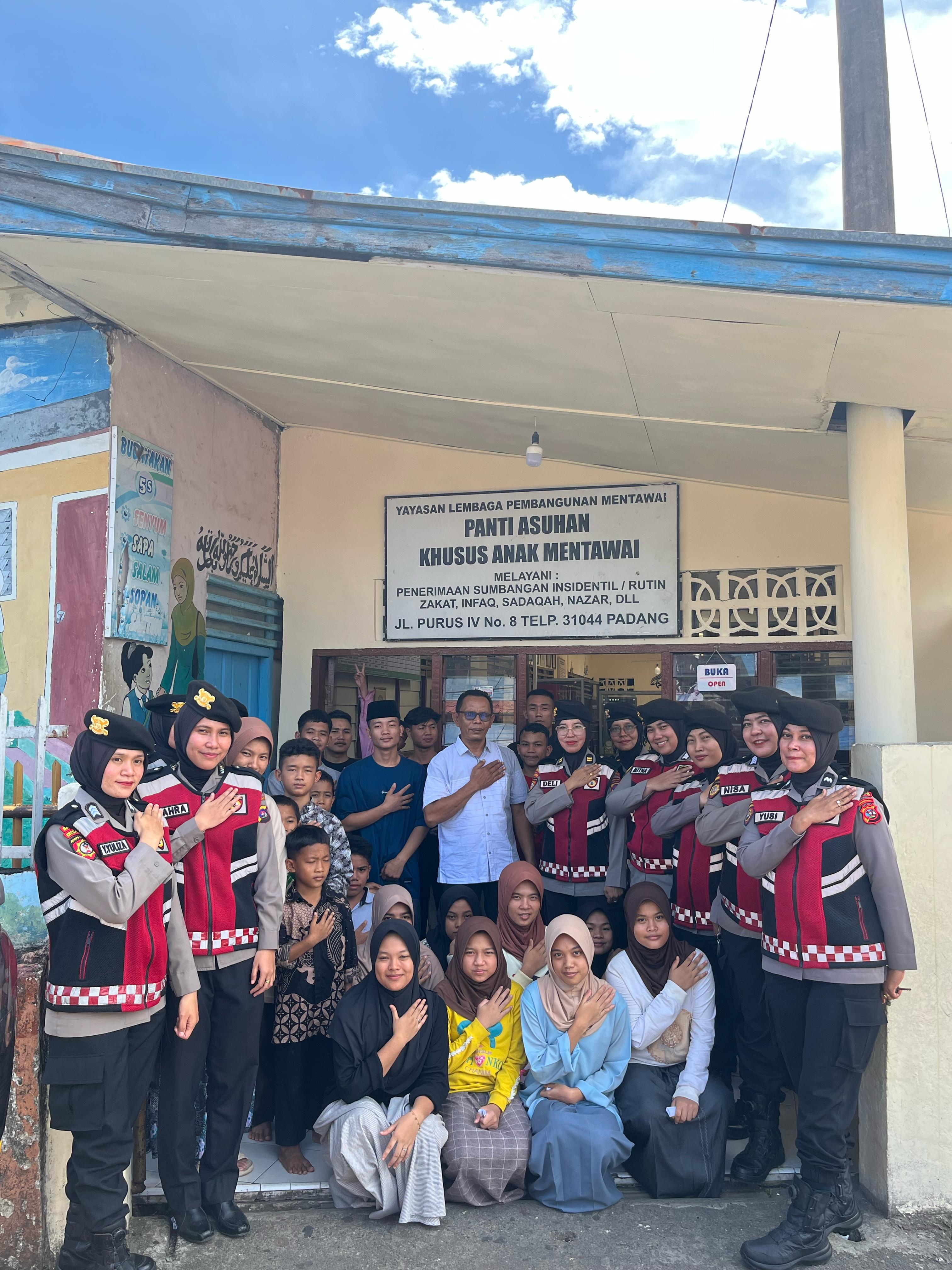 Jumat Berkah, Polwan Puti Singgalang Ditsamapta Polda Sumbar Berikan Santunan kepada Panti Asuhan Khusus Anak Mentawai