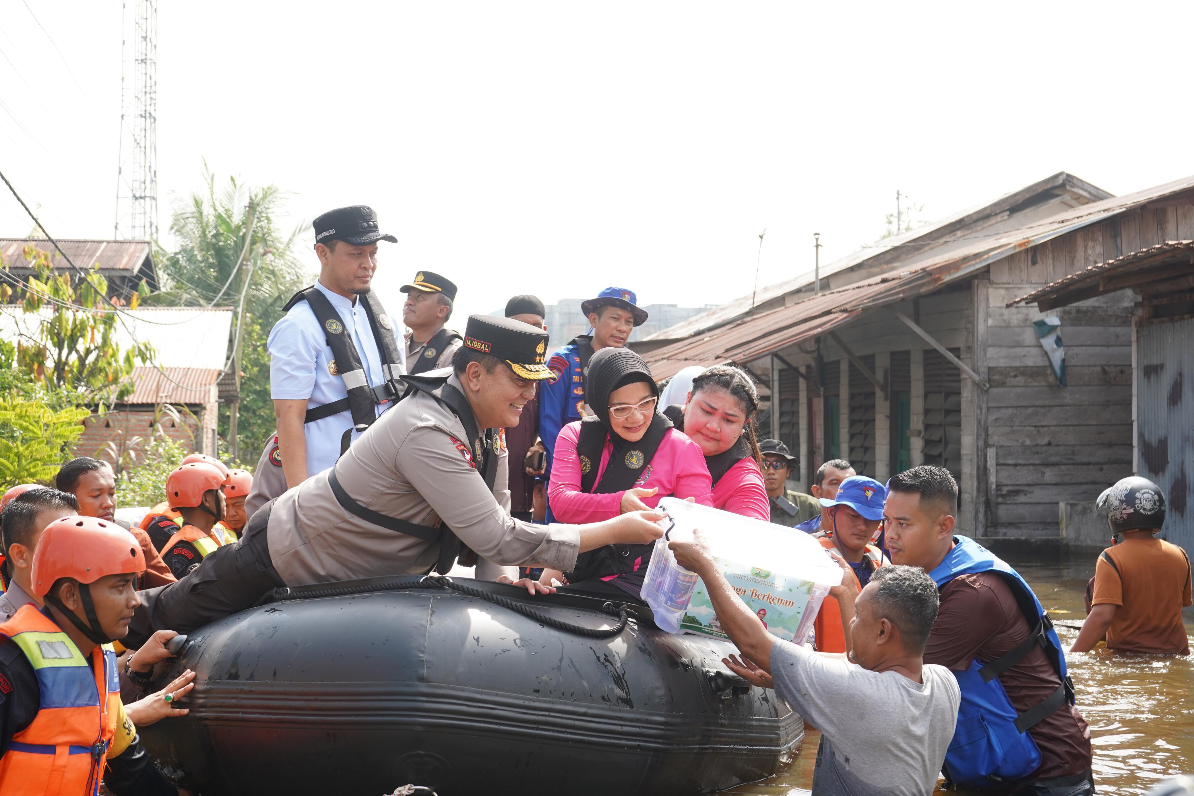 KAPOLDA RIAU TINJAU WARGA TERDAMPAK BANJIR 