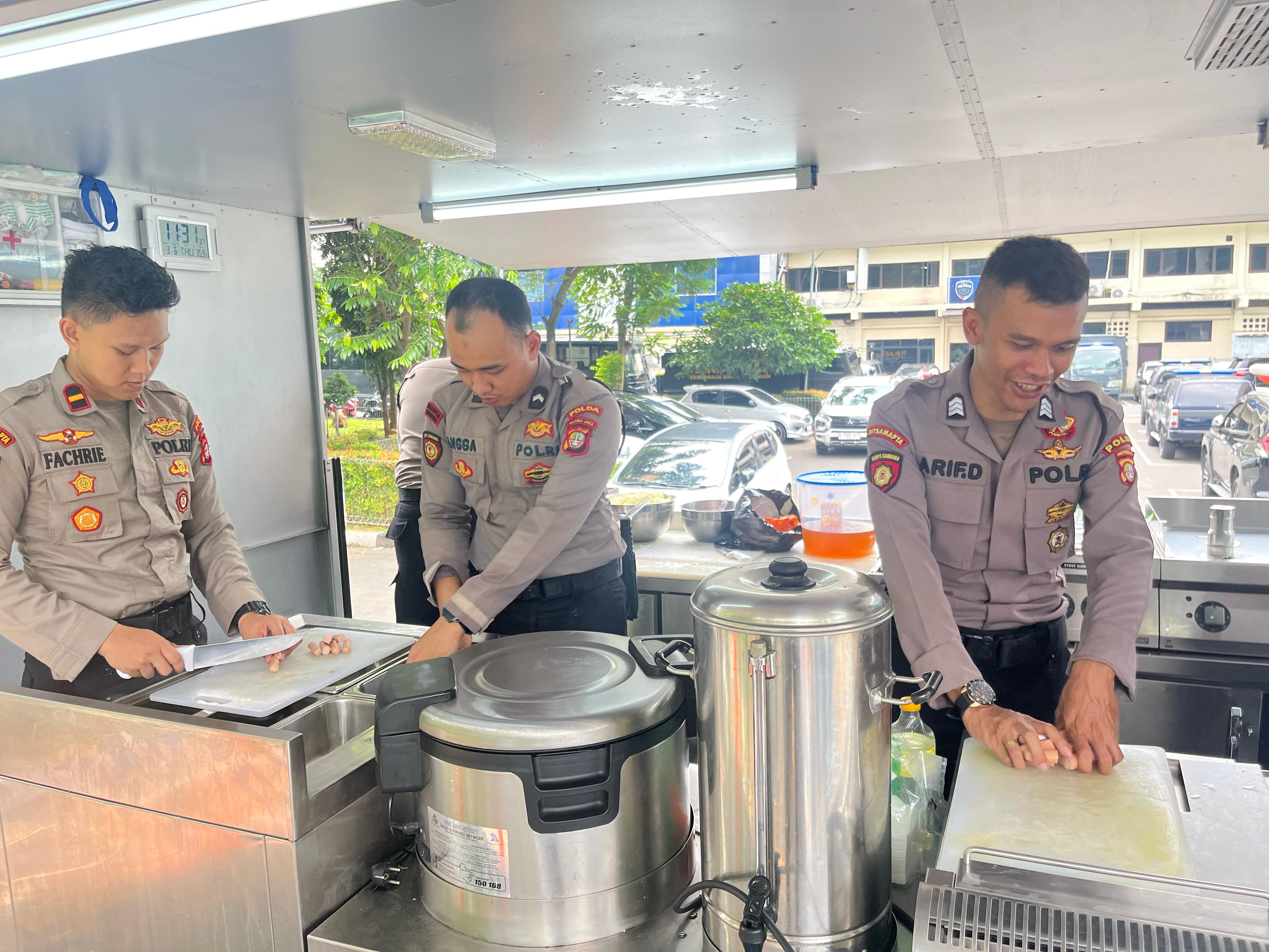 Korsabhara, Baharkam Polri, dan Ditsamapta Polda Metro Jaya Bagikan Takjil di Bulan Ramadan, Wujud Kepedulian Polri kepada Masyarakat