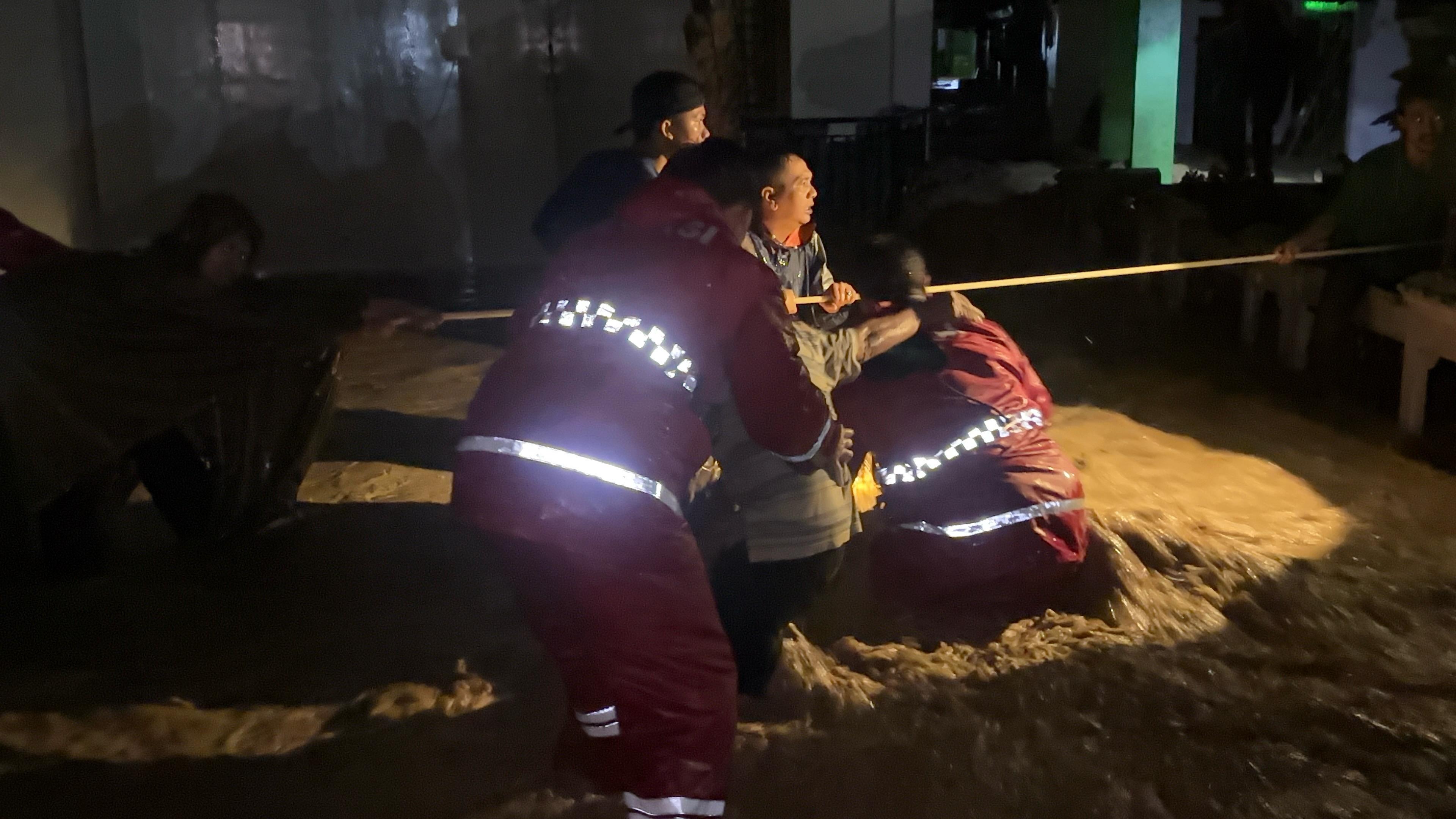 Banjir dan Longsor Terjang Sukabumi, Tim Gabungan Berjibaku Lakukan Evakuasi