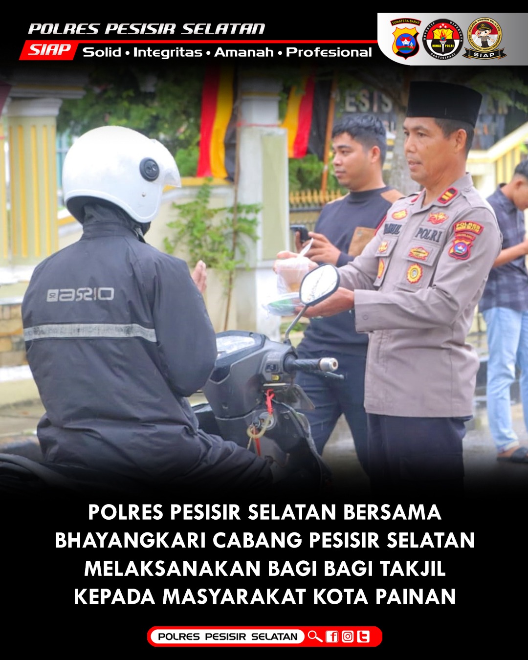 Indahnya Berbagi di Bulan Suci, Kapolres Pessel Bersama Ketua Cabang Bhayangkari Berbagi Takjil di Jalan Depan Mapolres 