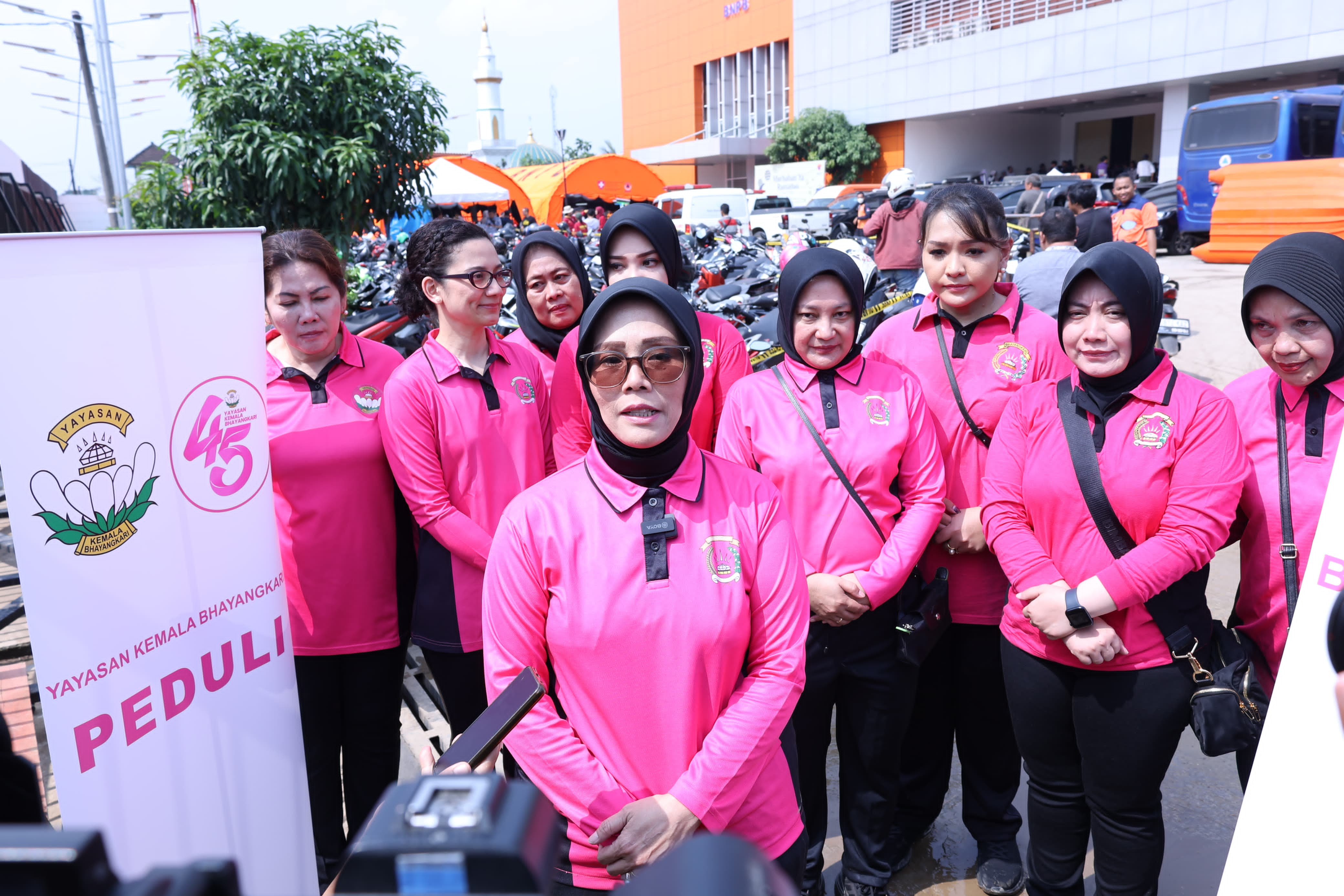 Yayasan Kemala Bhayangkari & Polres Metro Bekasi Kota Ulurkan Bantuan untuk Korban Banjir di Bekasi