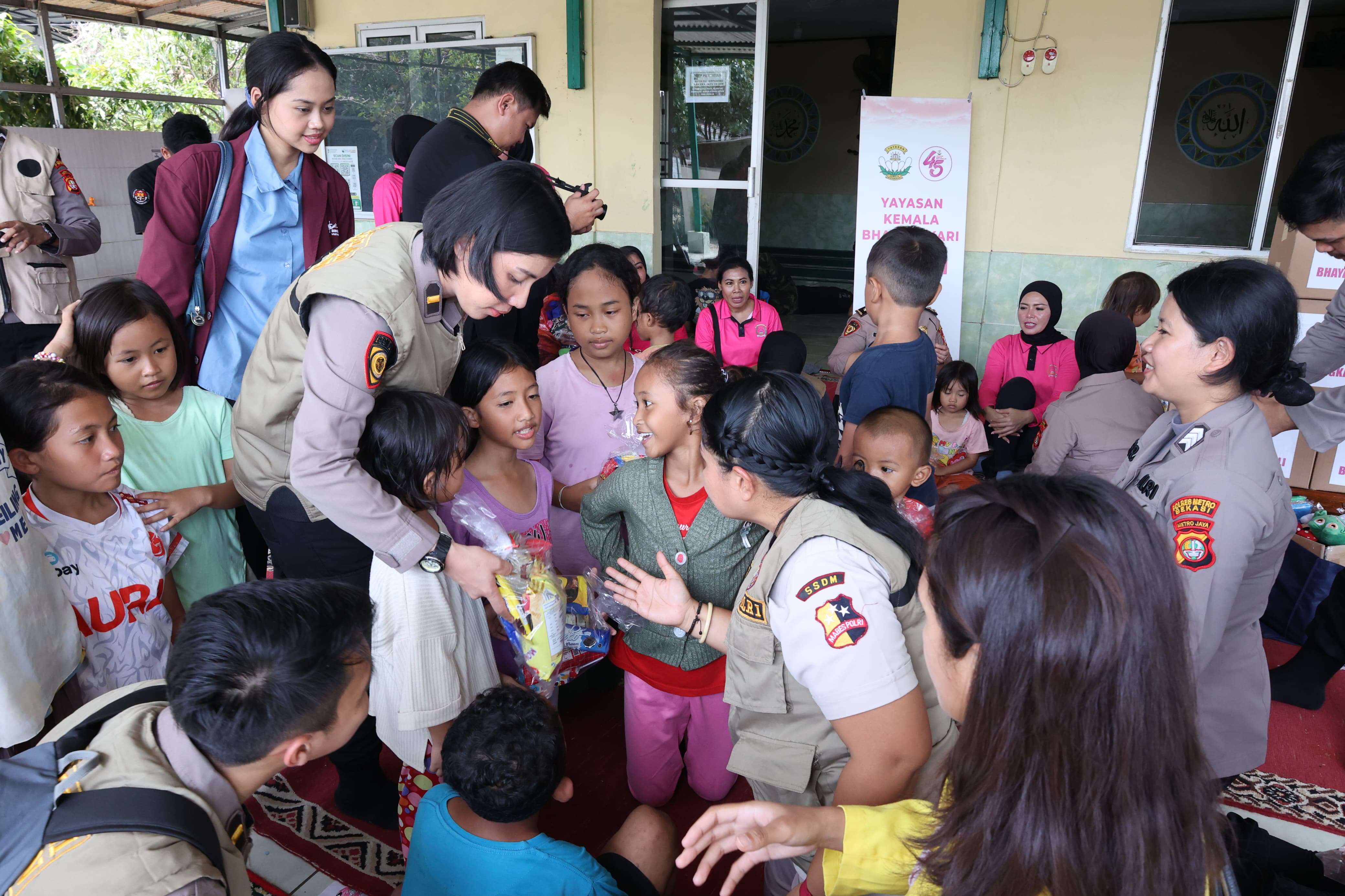 SSDM Polri Gelar Trauma Healing untuk Korban Banjir di Tambun Utara