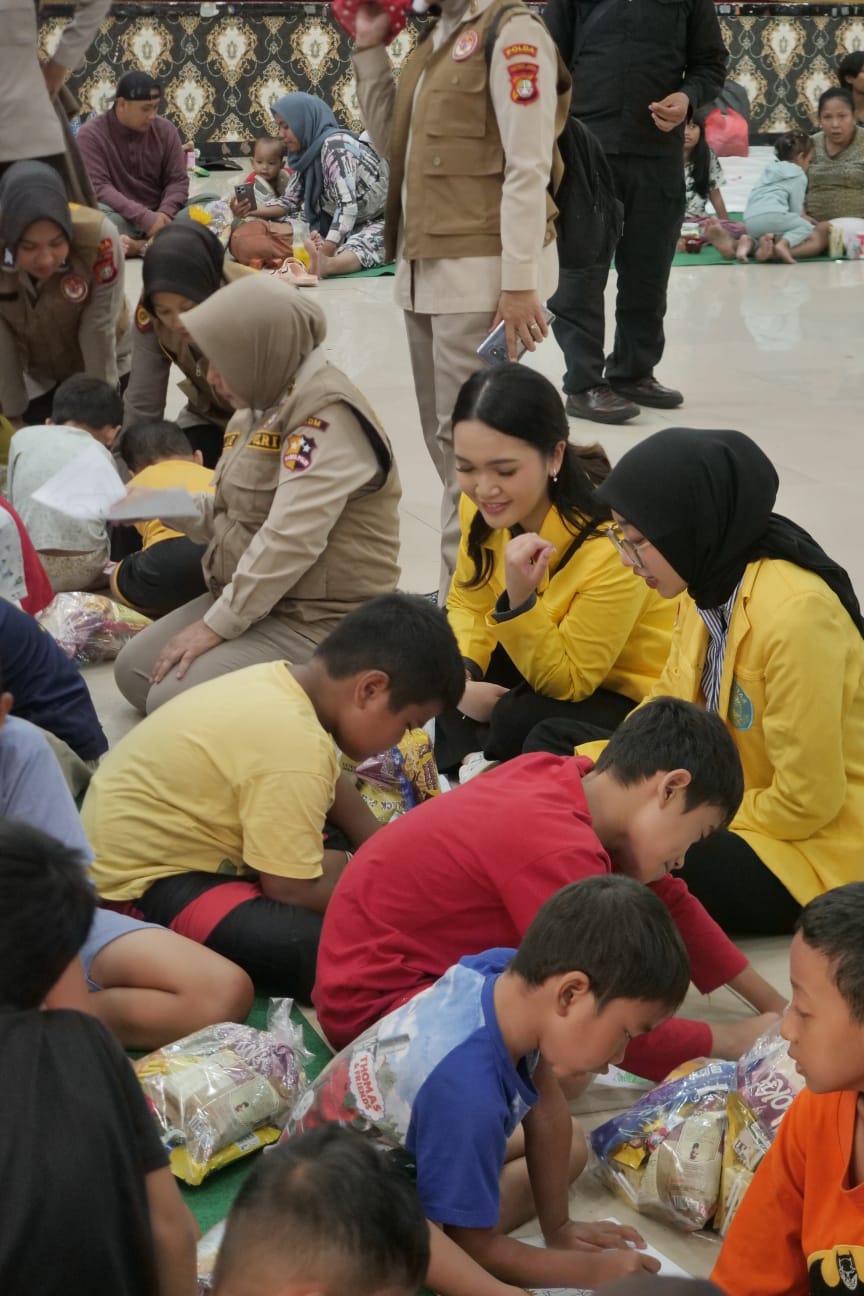 Polri Bersama Mahasiswa Beri Trauma Healing ke Korban Banjir Ciliwung